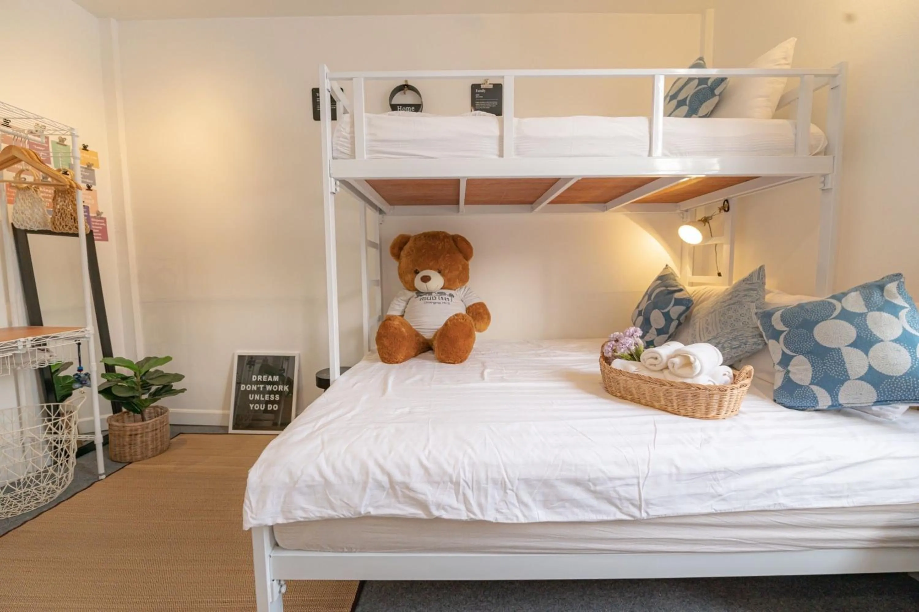 bunk bed, Bed in Oon Poshtel x Cafe