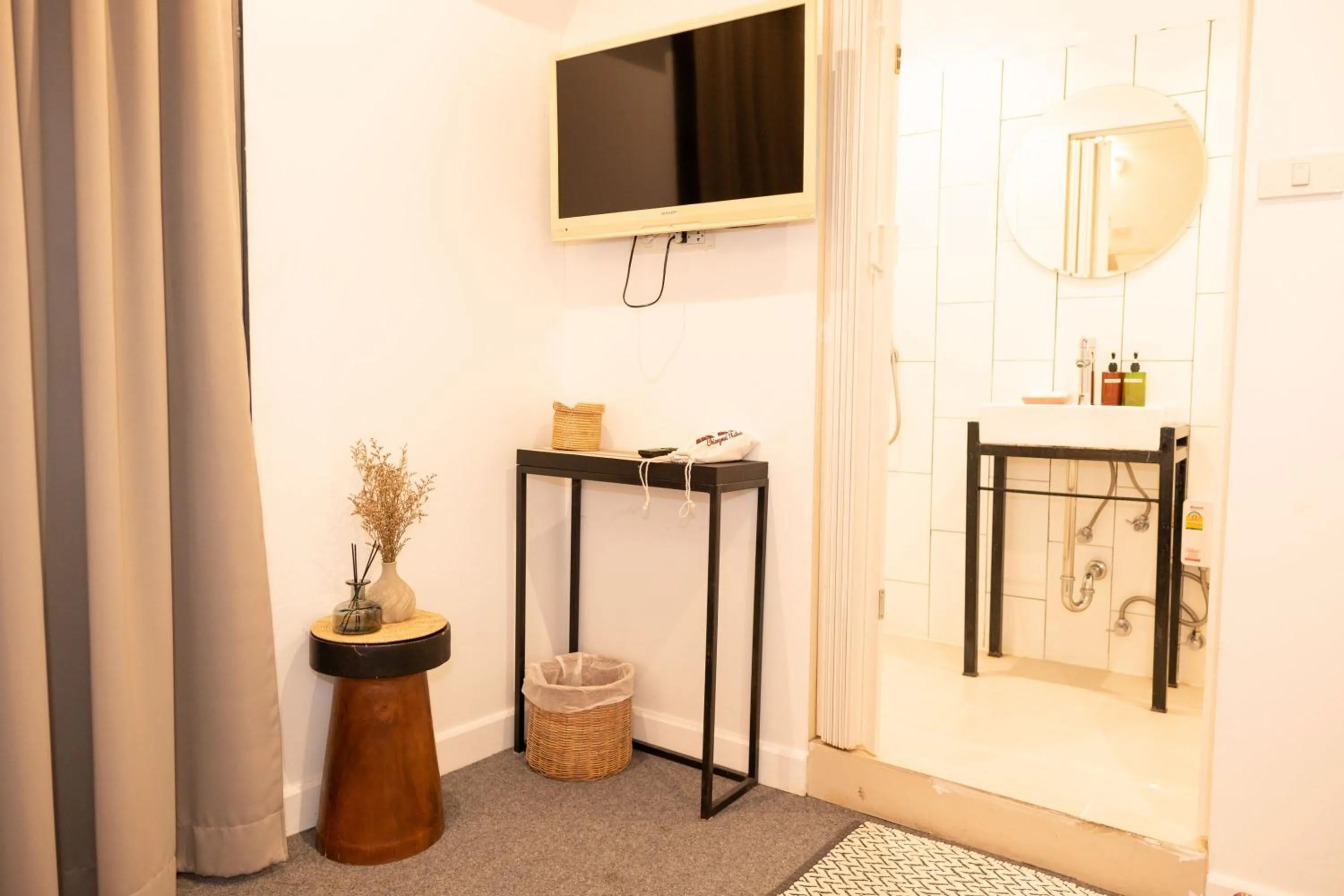 TV and multimedia in Oon Poshtel x Cafe