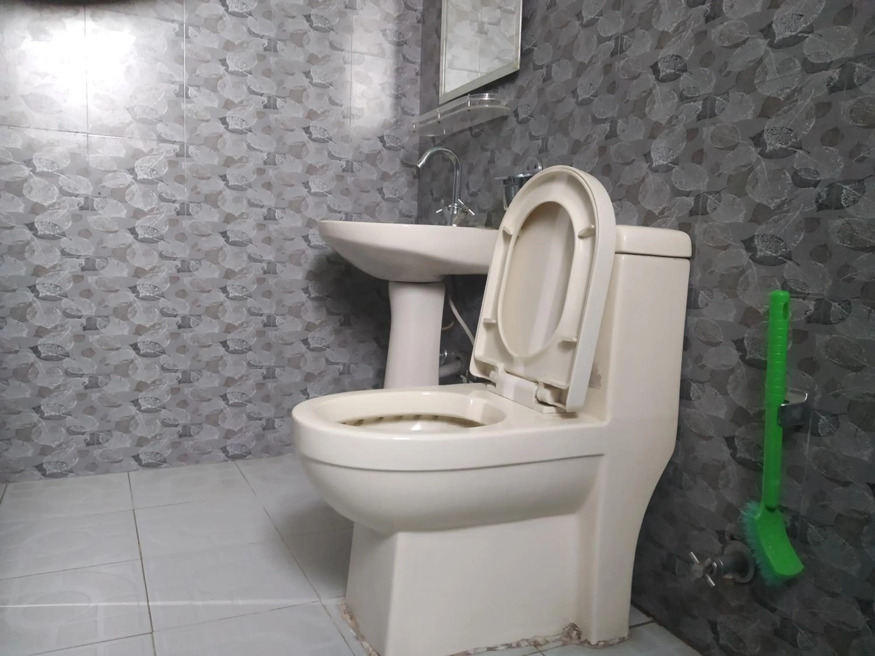 Toilet in Golden Gate Guest House