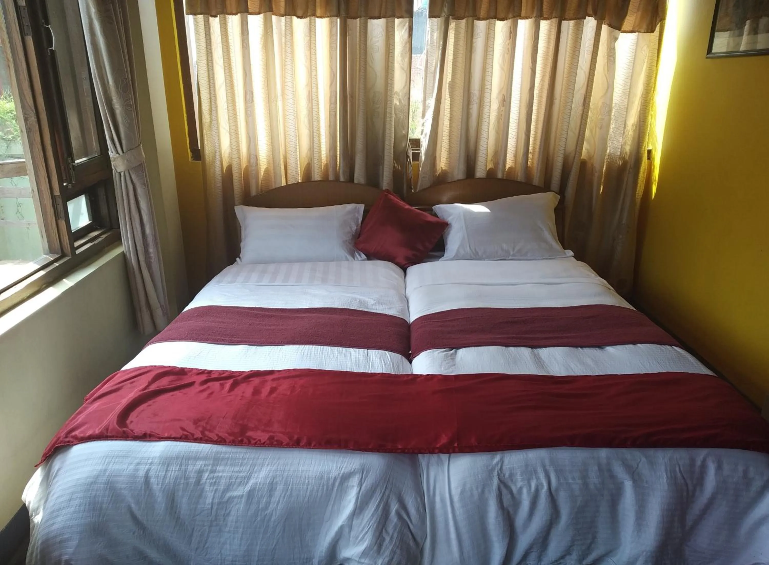 Bed in Golden Gate Guest House
