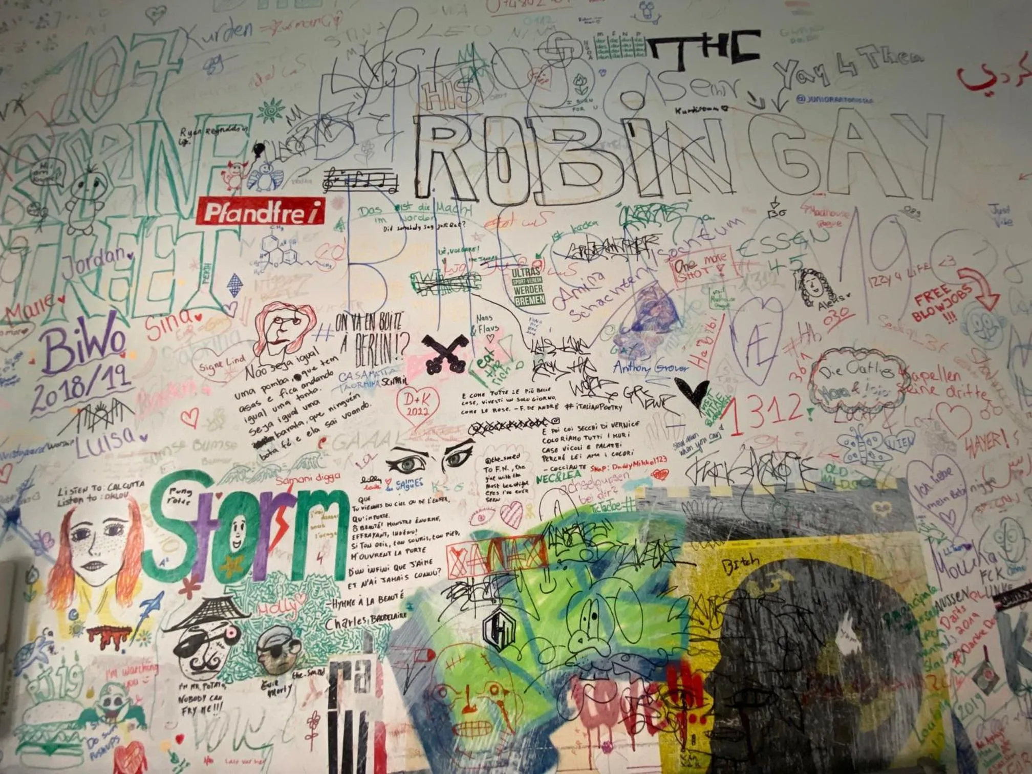 Text overlay in Kiez Hostel Berlin