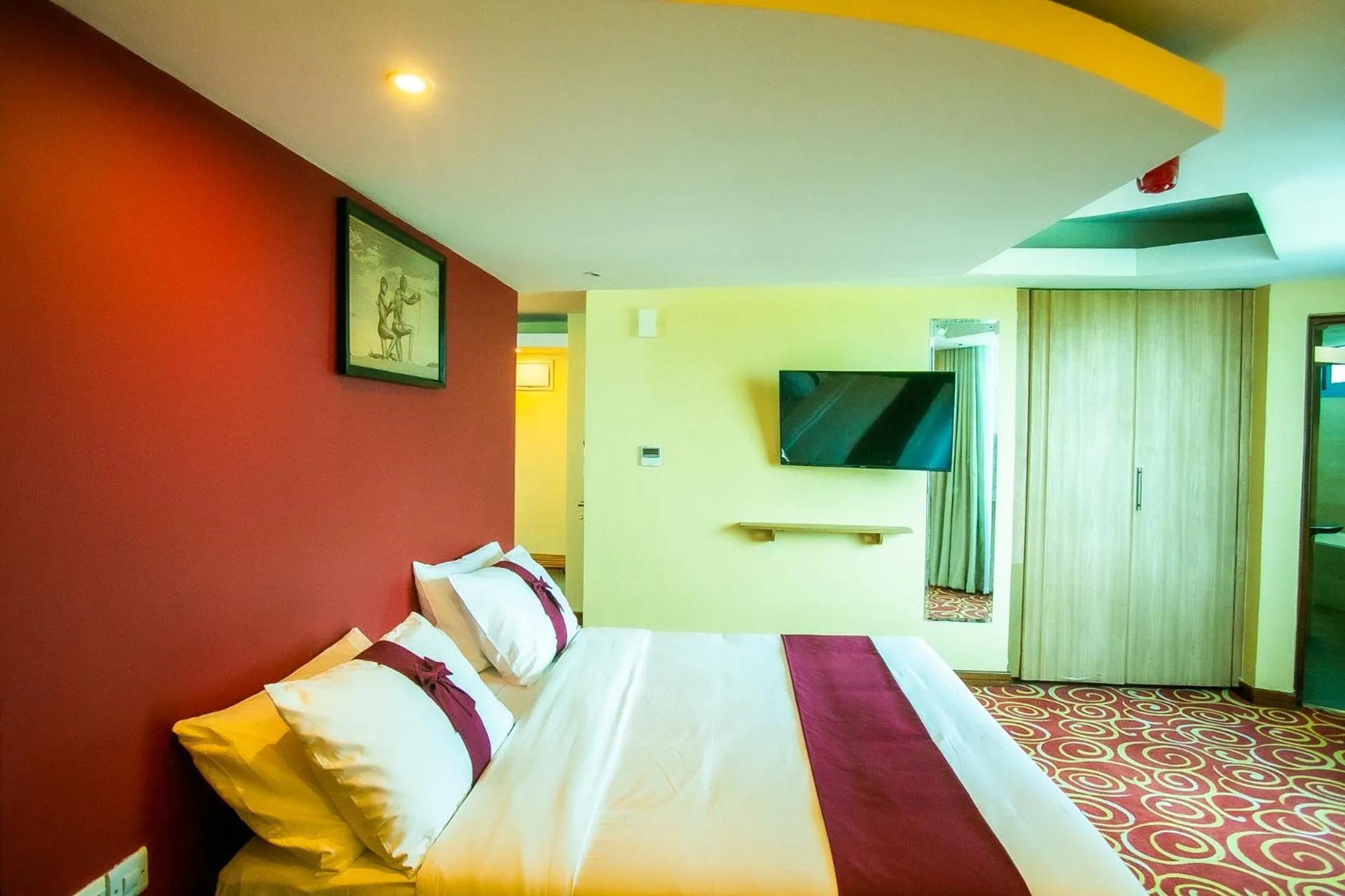 Communal lounge/ TV room, Bed in Parrot Hotel Arusha