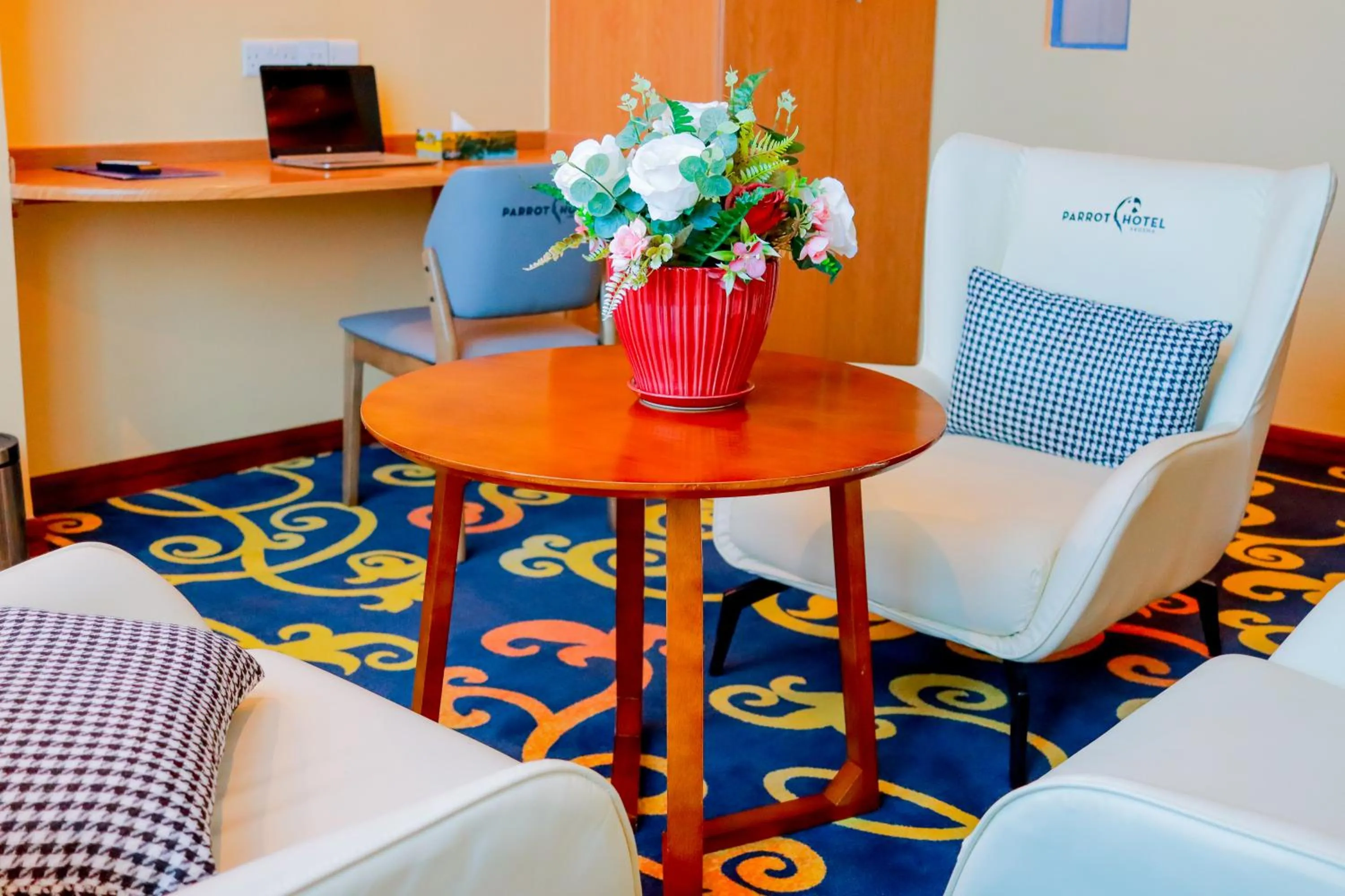 Living room in Parrot Hotel Arusha