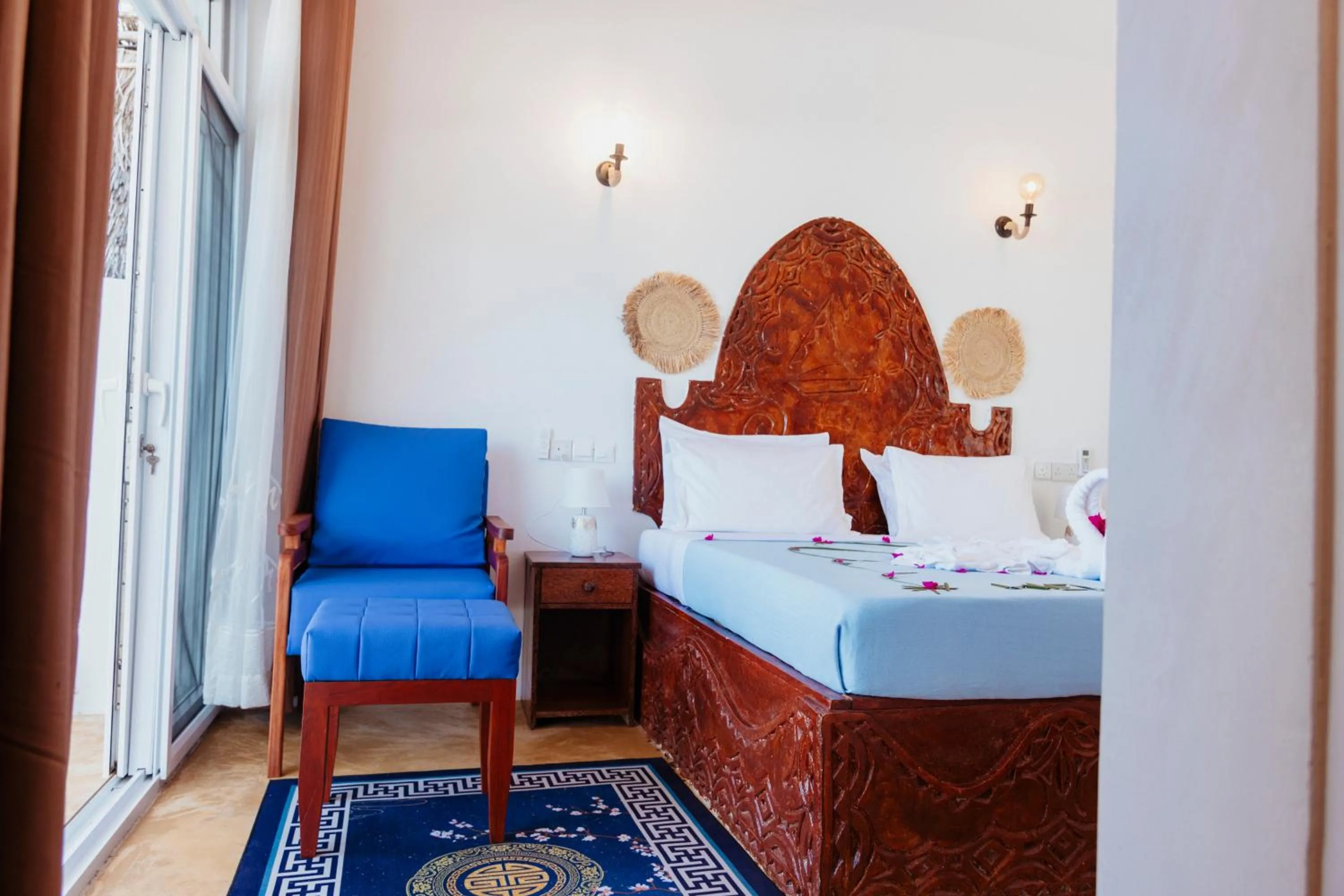 Coffee/tea facilities, Bed in Mia Boutique Hotel