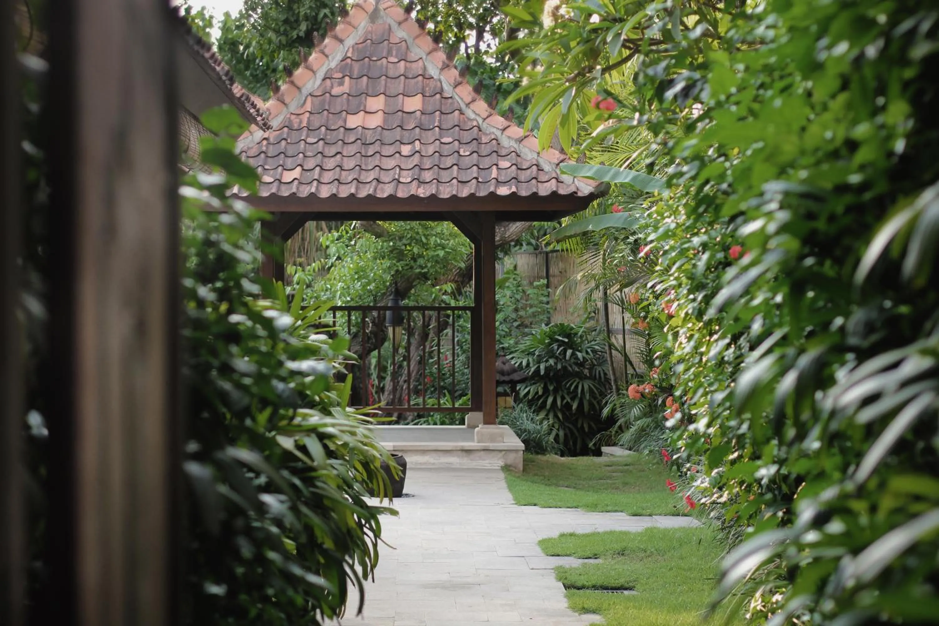 Garden in Aradhana Villas by Ekosistem