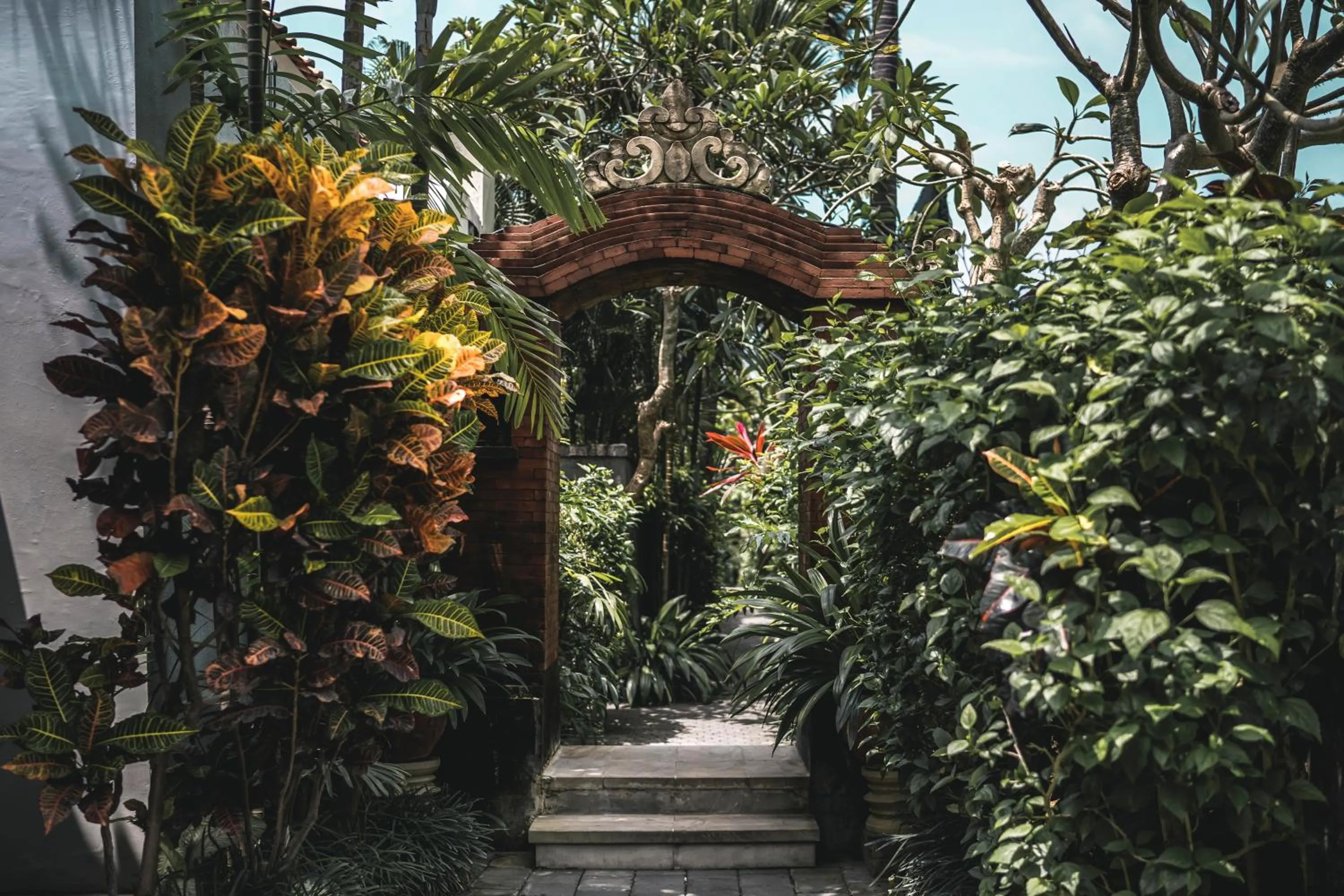 Facade/entrance in Aradhana Villas by Ekosistem