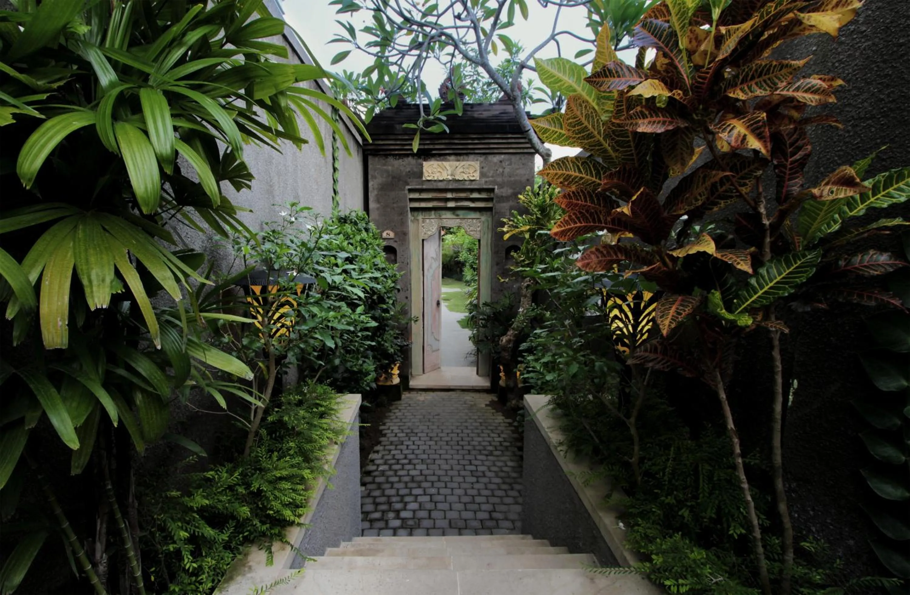 Facade/entrance in Aradhana Villas by Ekosistem