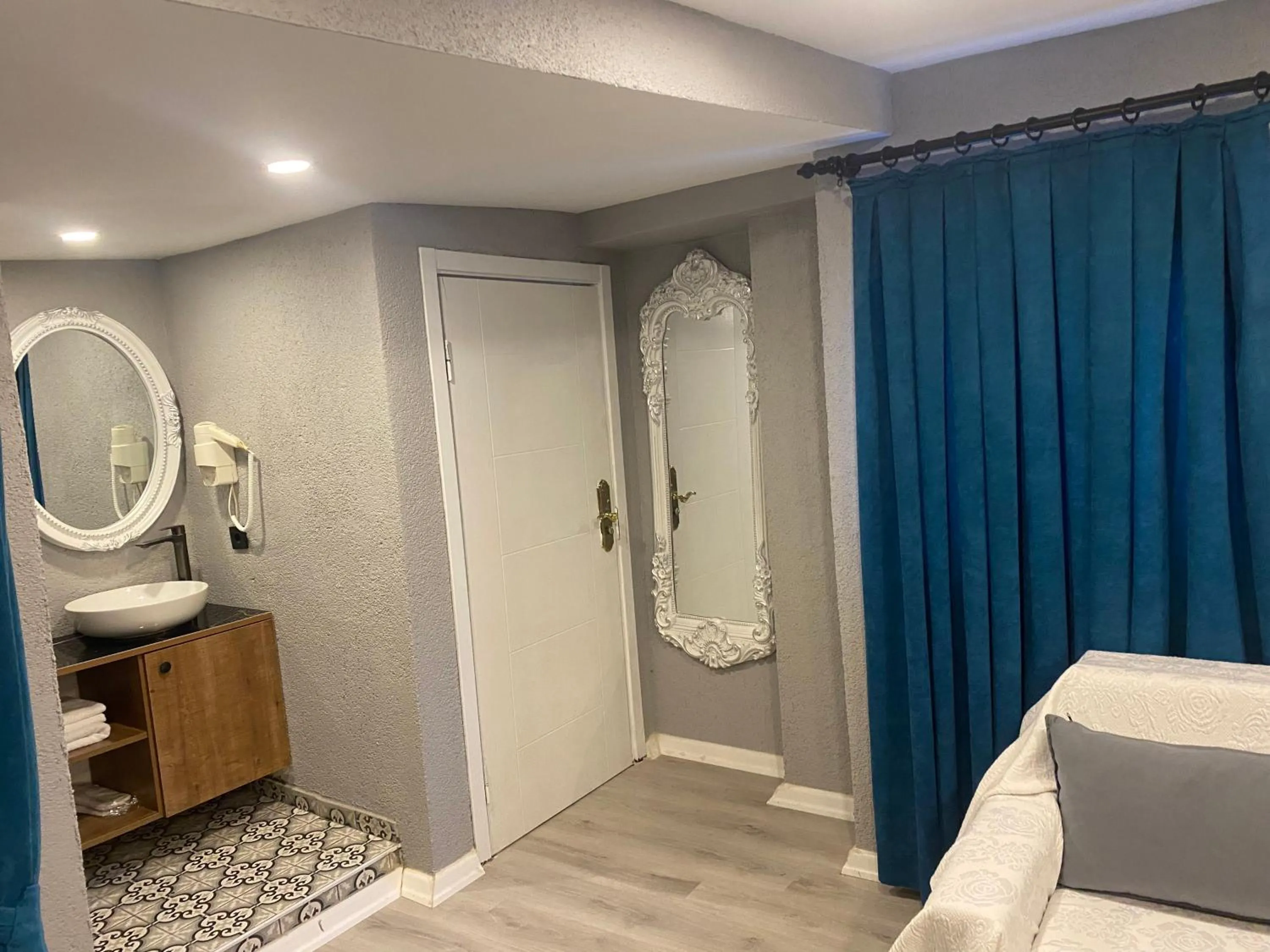 Toilet, Bed in Hotel Mara İstanbul