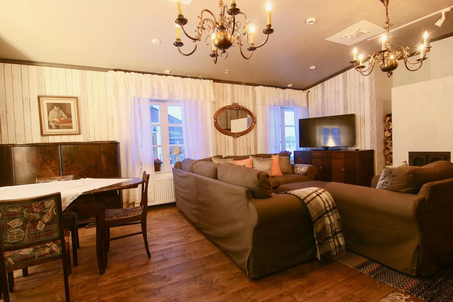 Communal lounge/ TV room in Elves Village Hotel