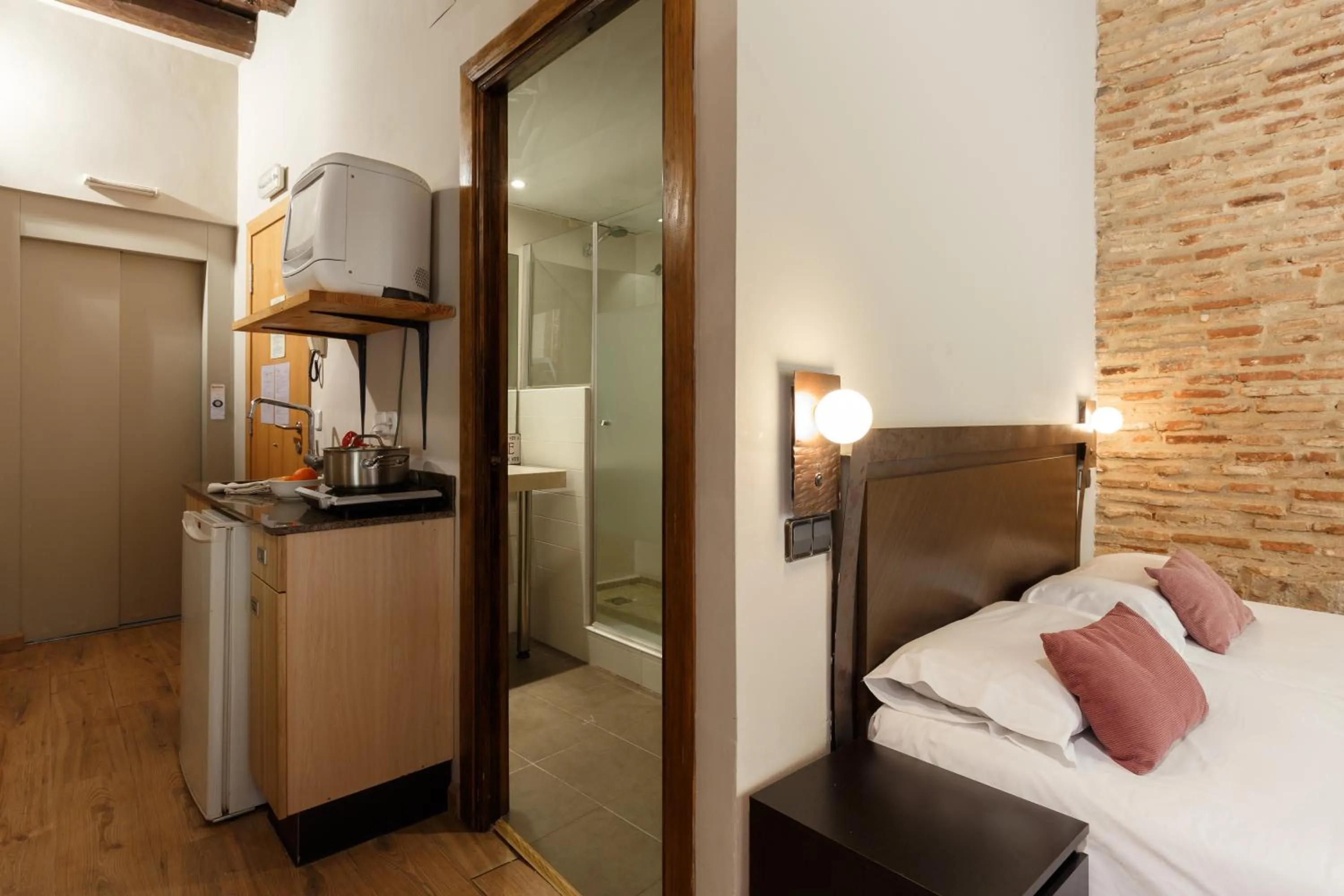 Photo of the whole room, Bed in AinB Picasso-Corders Apartments