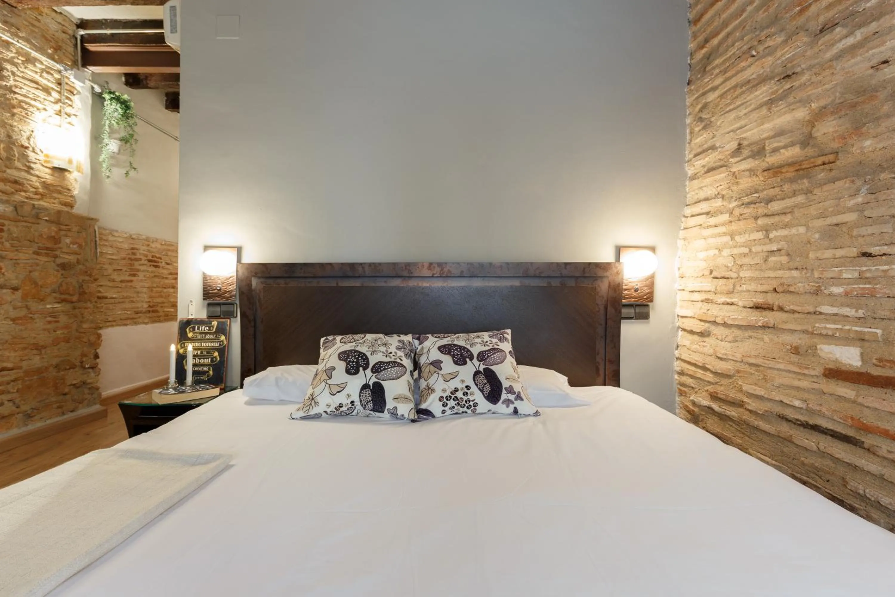 Photo of the whole room, Bed in AinB Picasso-Corders Apartments