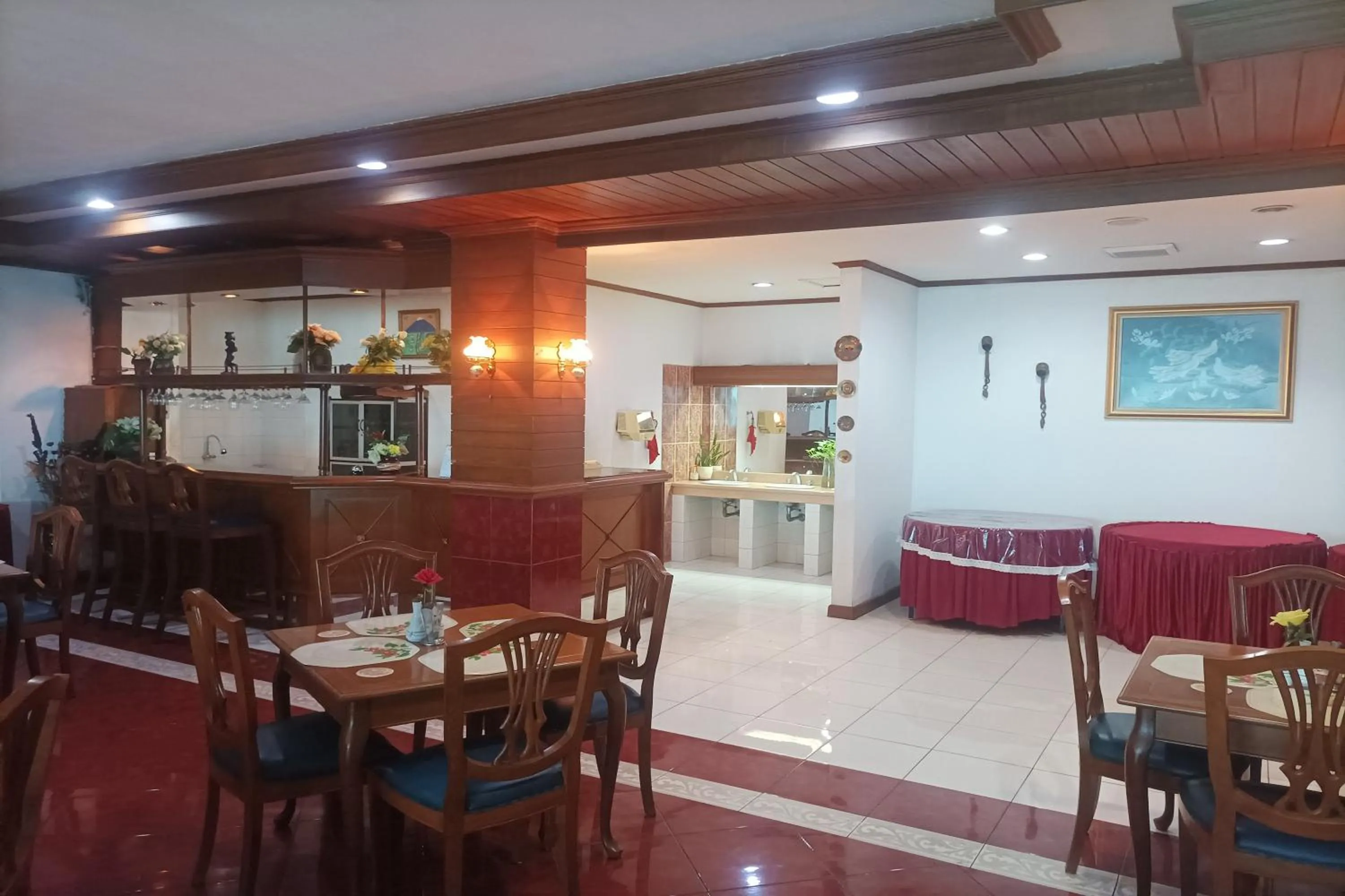 Restaurant/places to eat in Hotel Efita