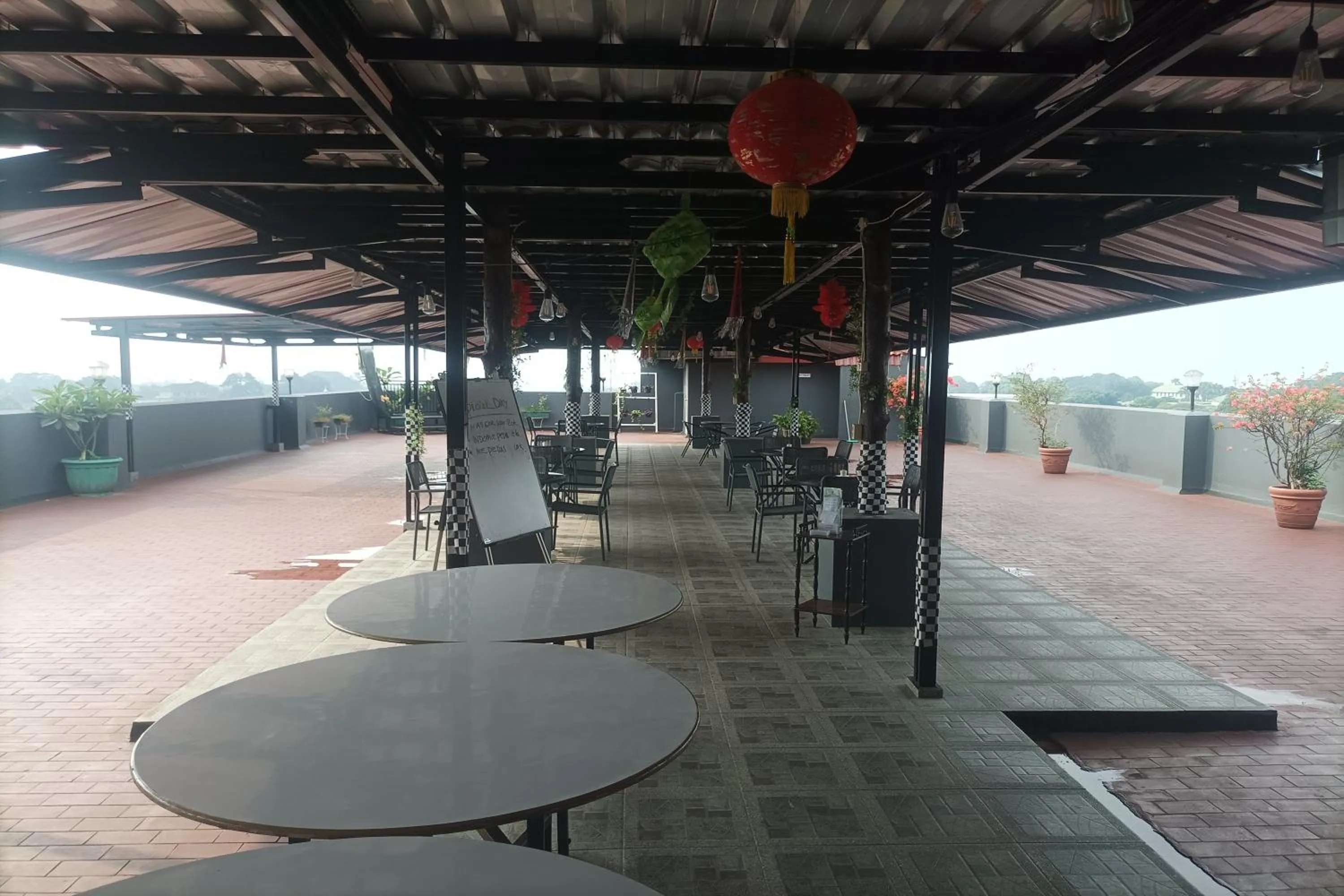 Restaurant/places to eat in Hotel Efita