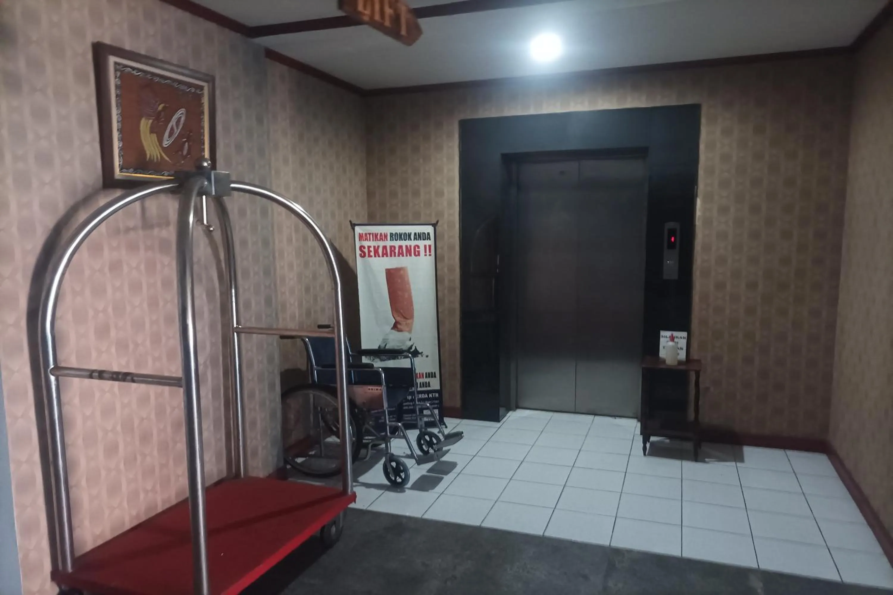 elevator in Hotel Efita