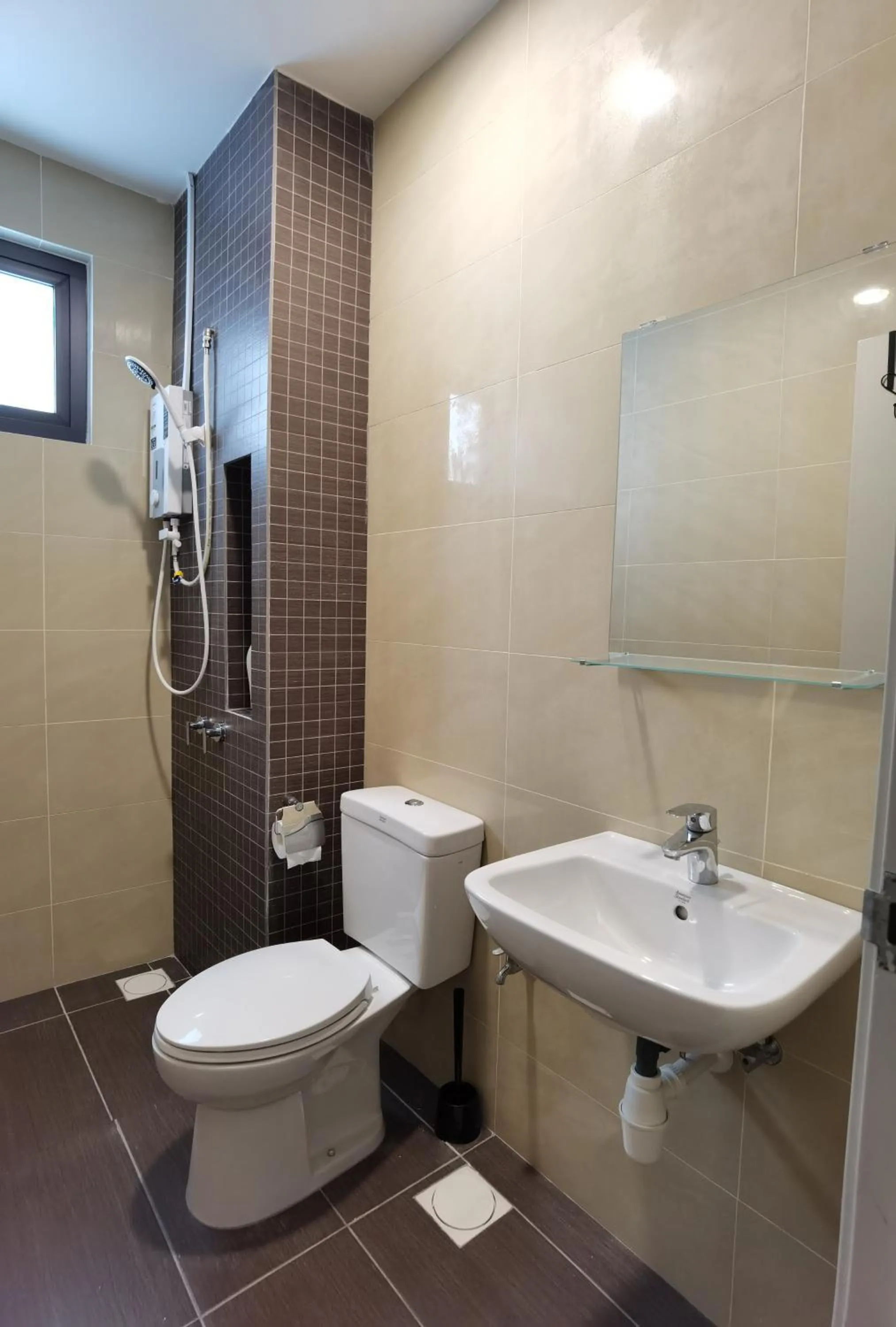 Shower in Comfy Luxury 5 Star bed & sofa 3R2B 2carpark WiFi