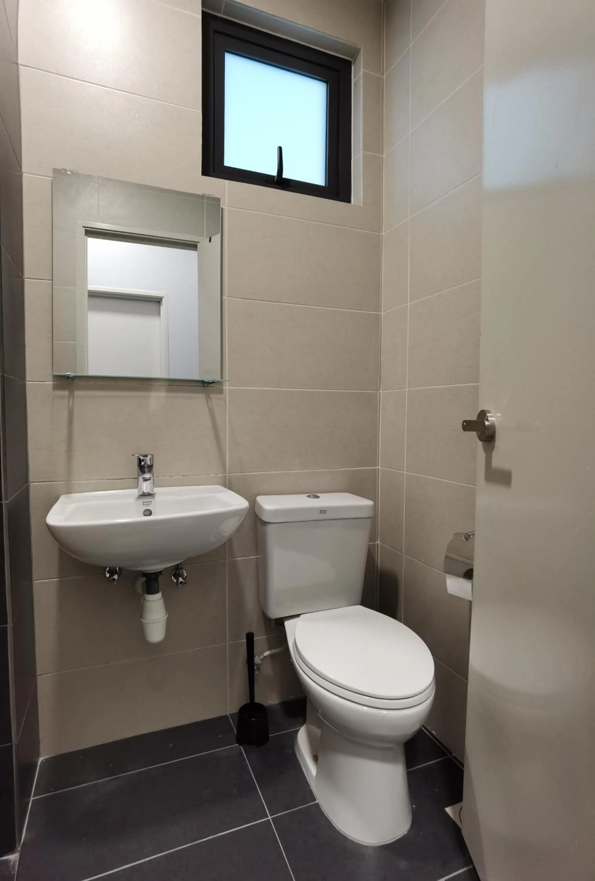 Toilet in Comfy Luxury 5 Star bed & sofa 3R2B 2carpark WiFi