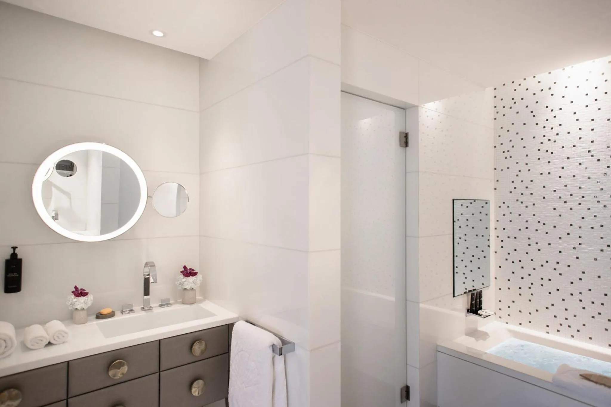 Bathroom in Mandarin Oriental, Paris