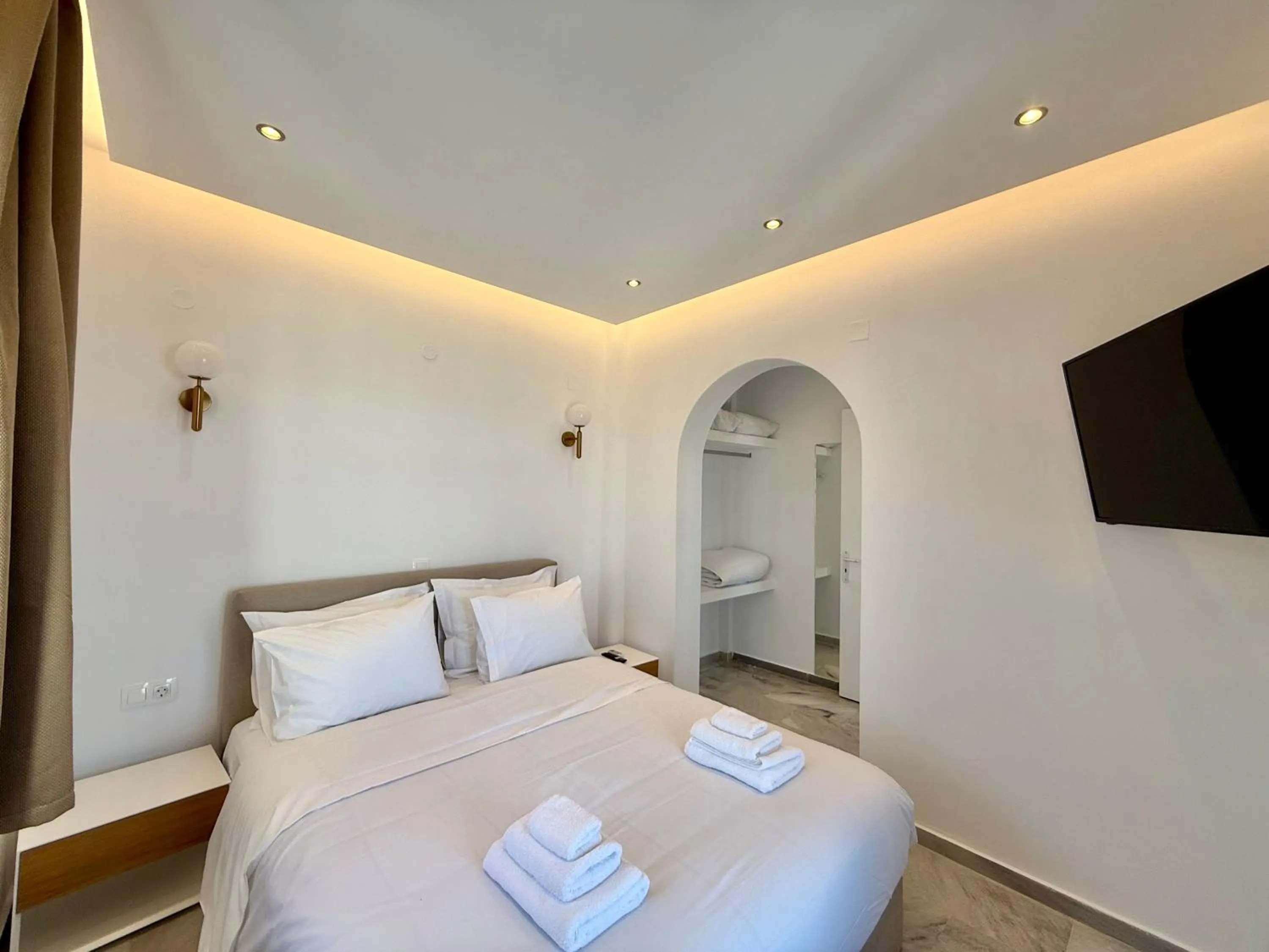 Photo of the whole room, Bed in Yaleena Residences