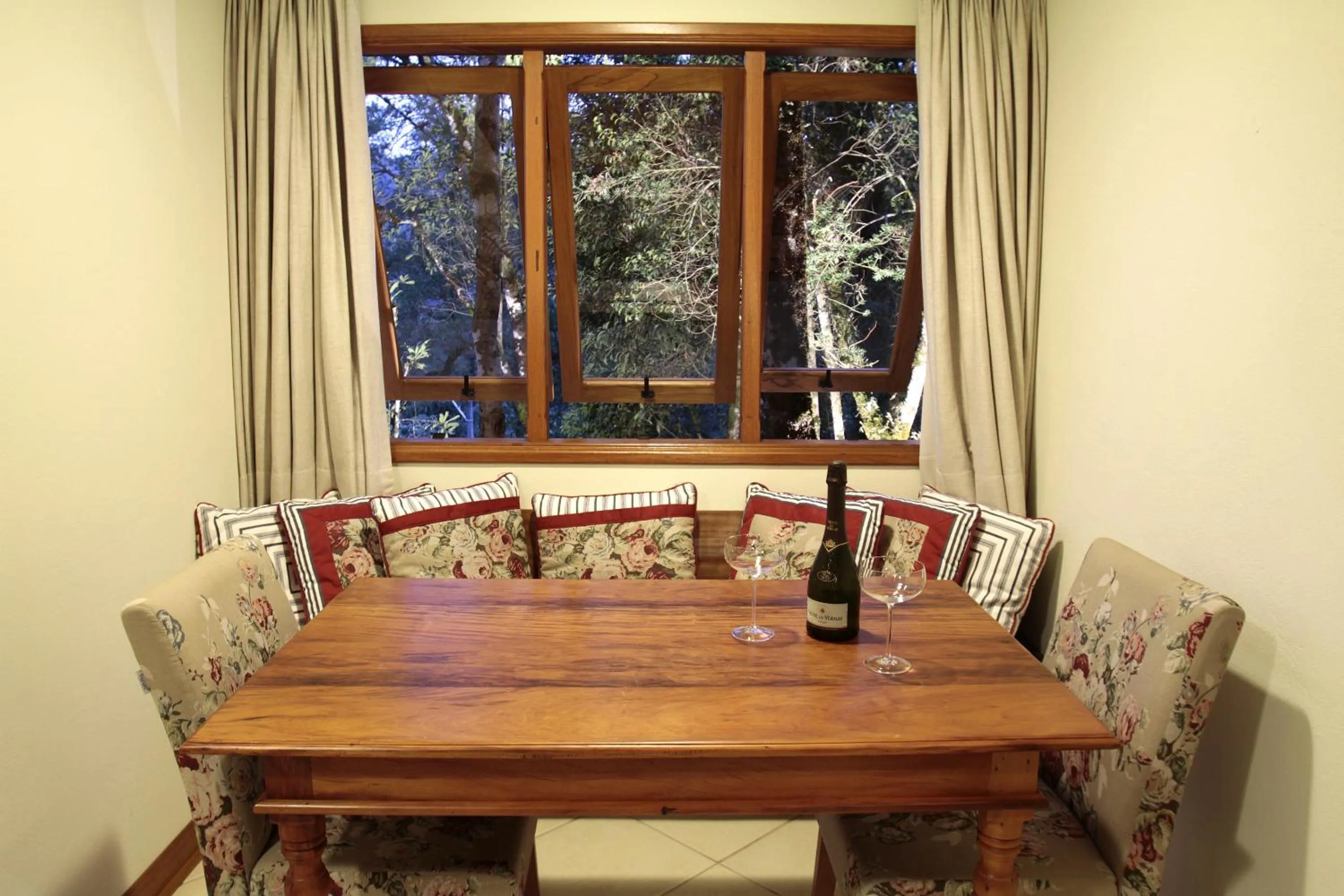Dining area in Pousada Chalé da Floresta