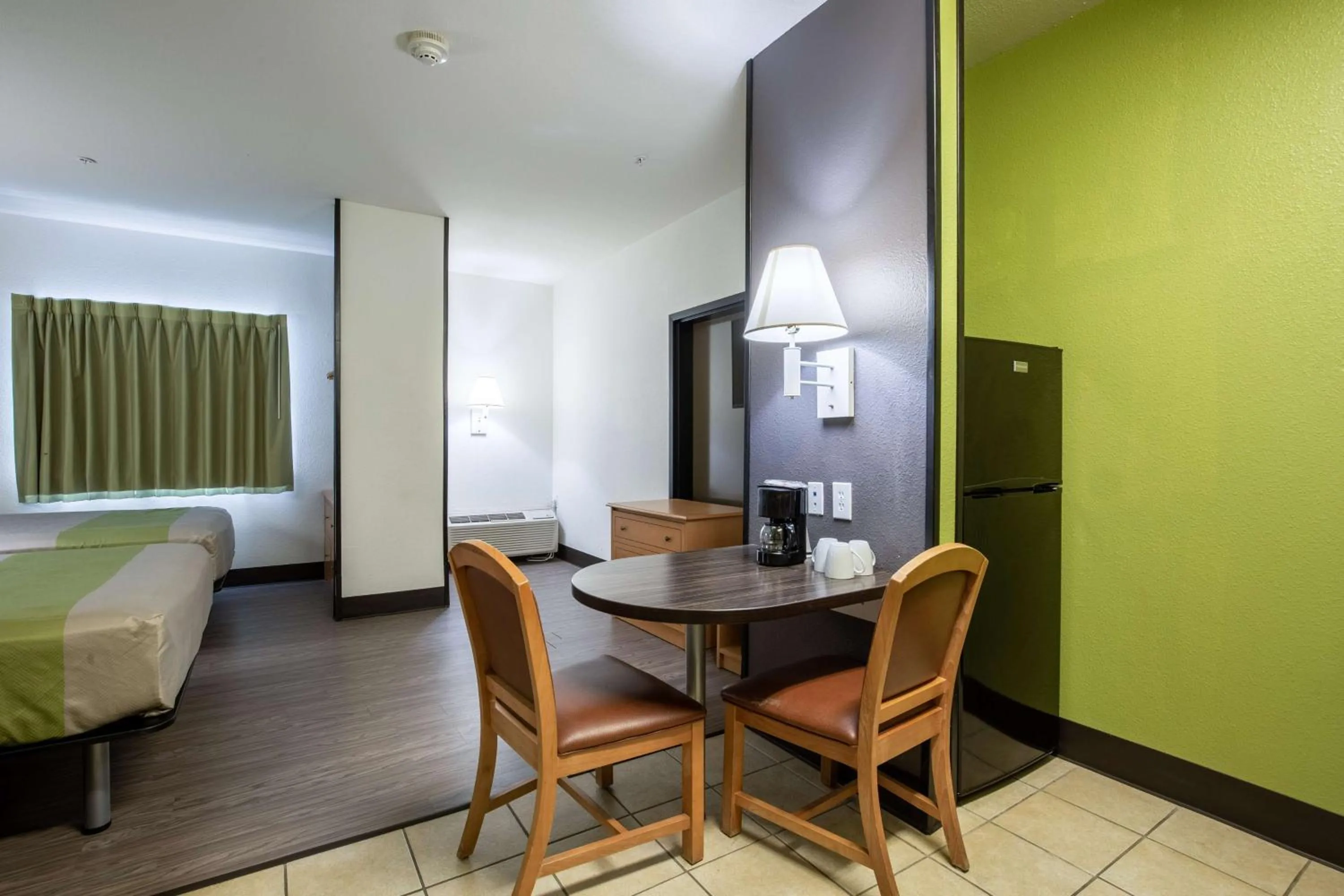 Photo of the whole room in Studio 6 Bay City TX