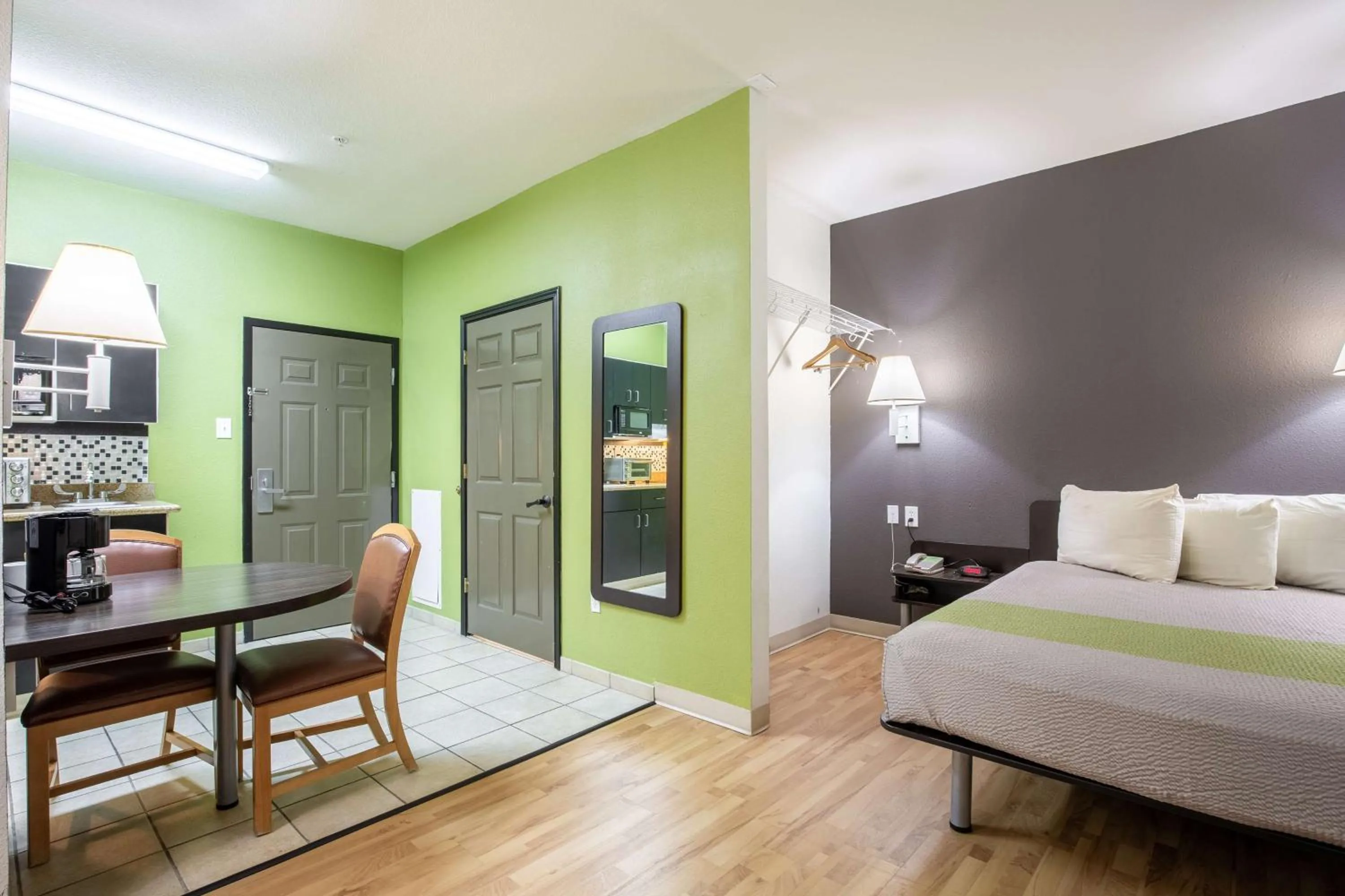 Photo of the whole room, Bed in Studio 6 Bay City TX