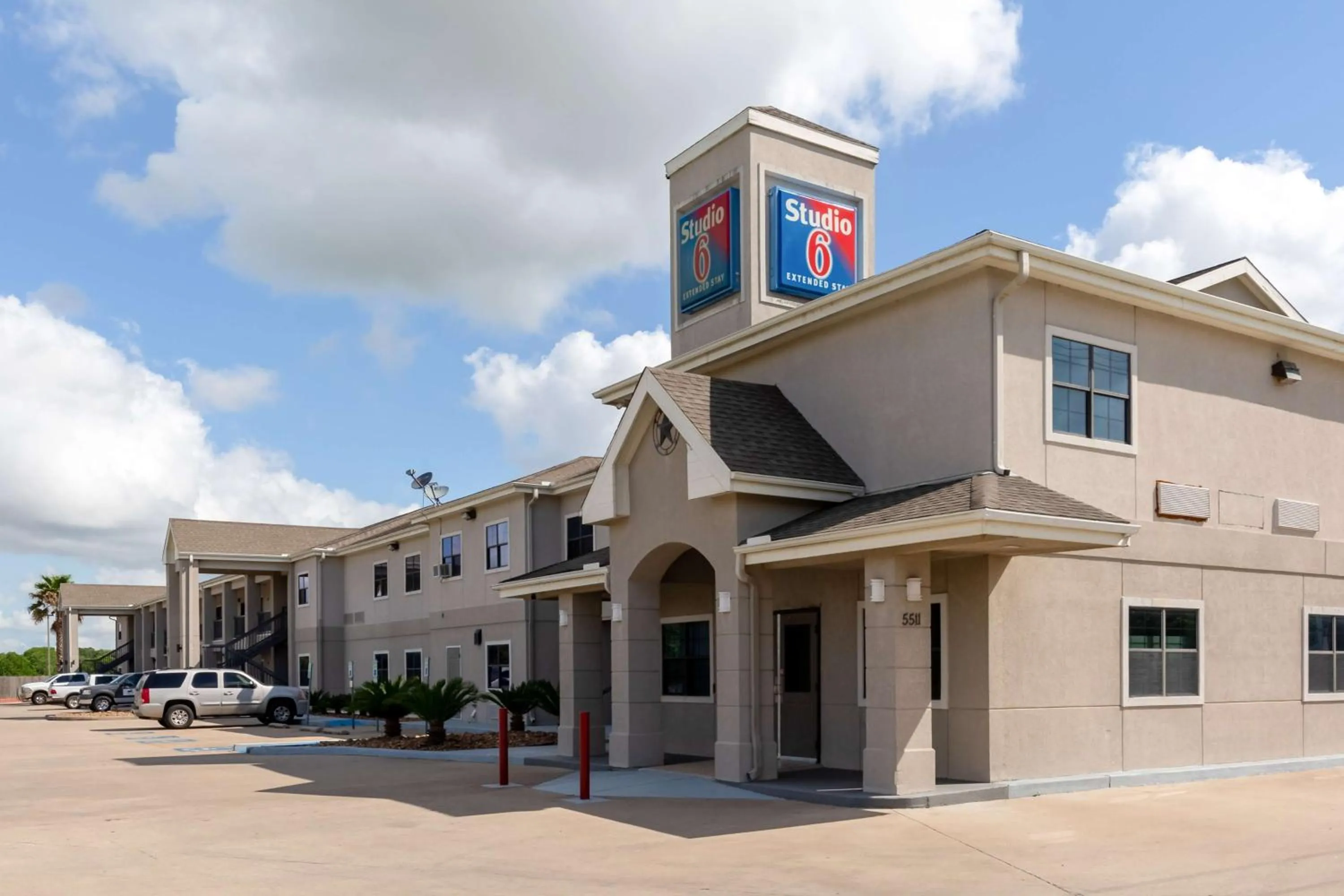 Property building in Studio 6 Bay City TX