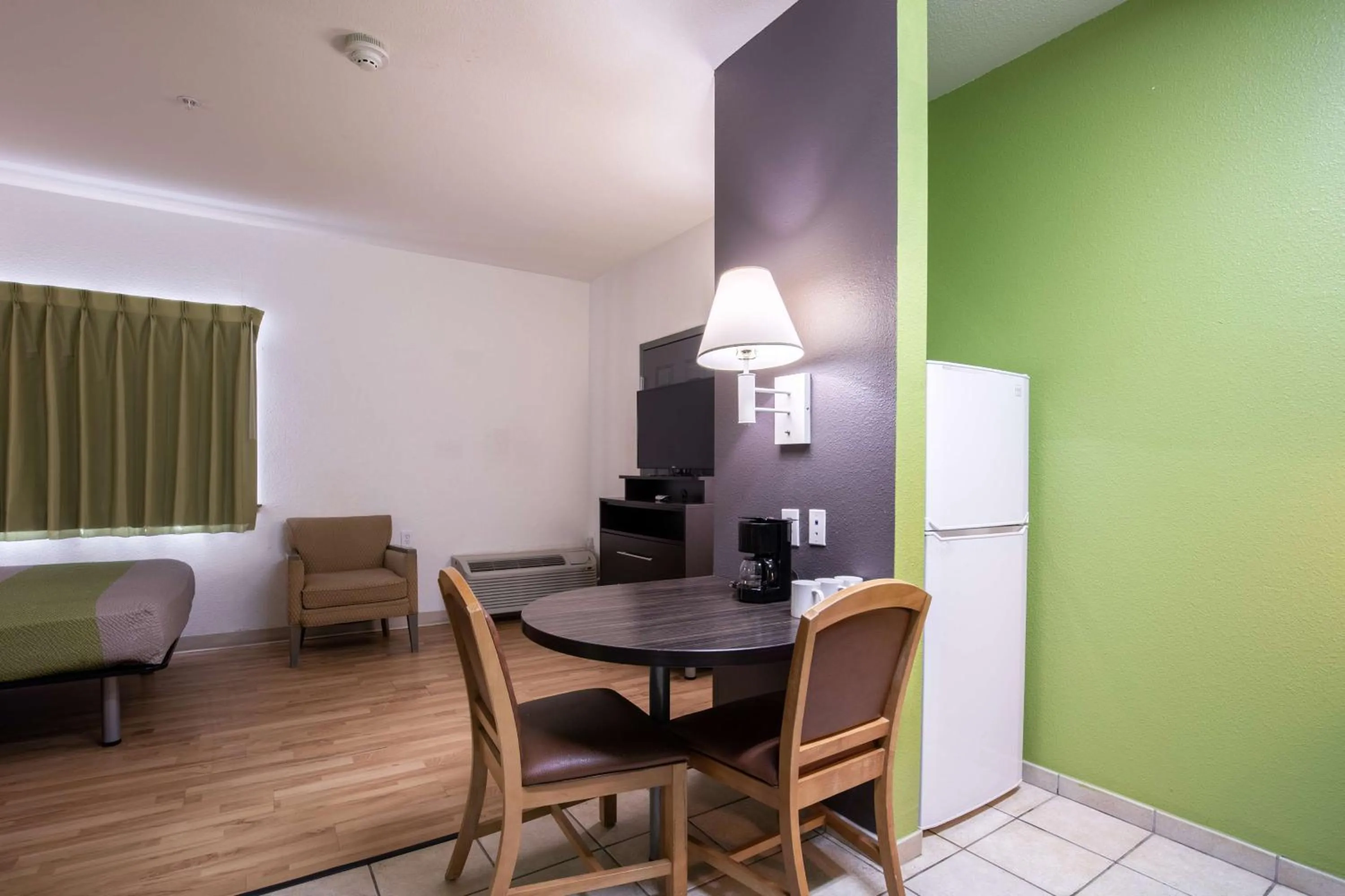 Photo of the whole room in Studio 6 Bay City TX