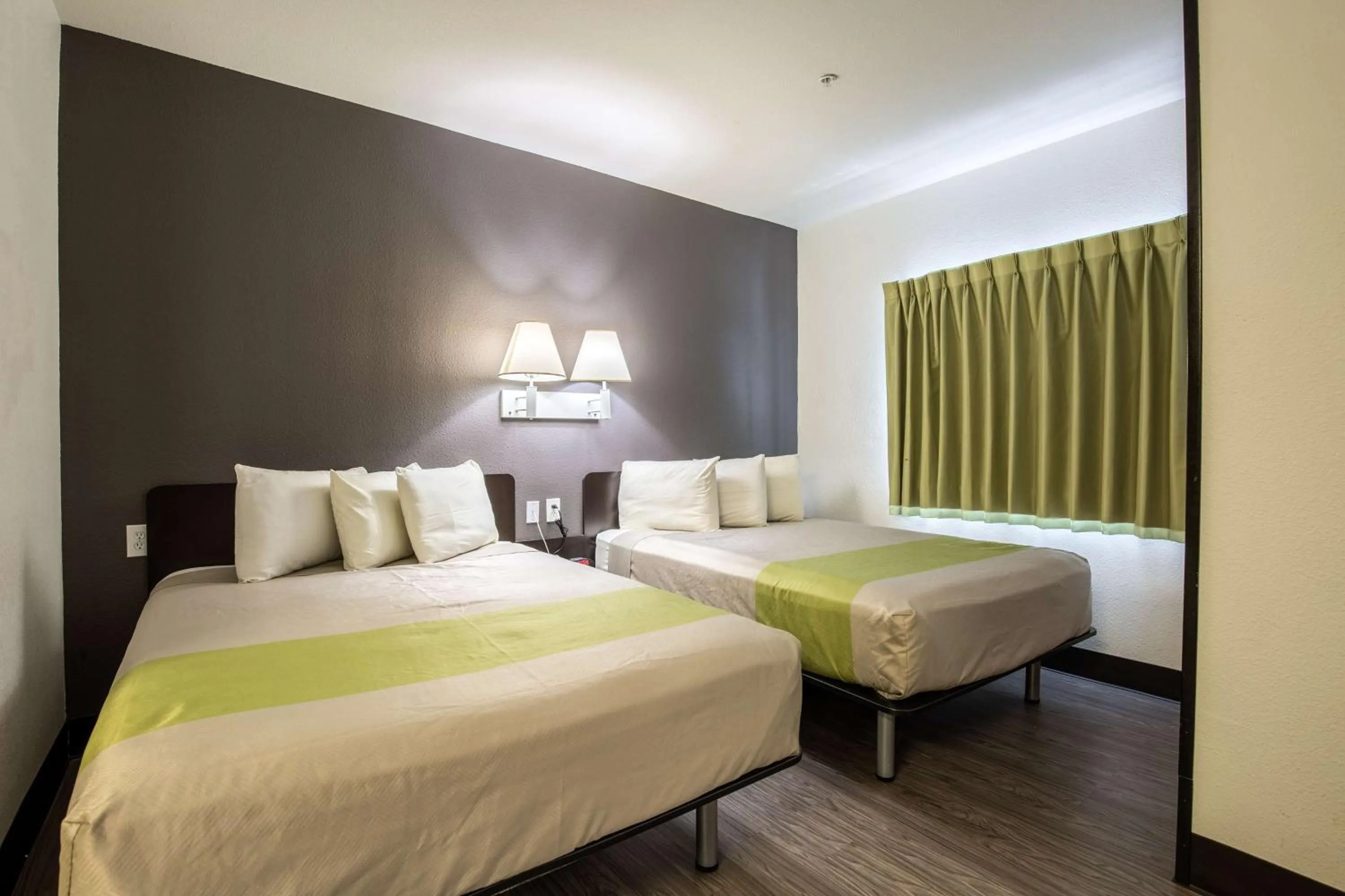 Photo of the whole room, Bed in Studio 6 Bay City TX