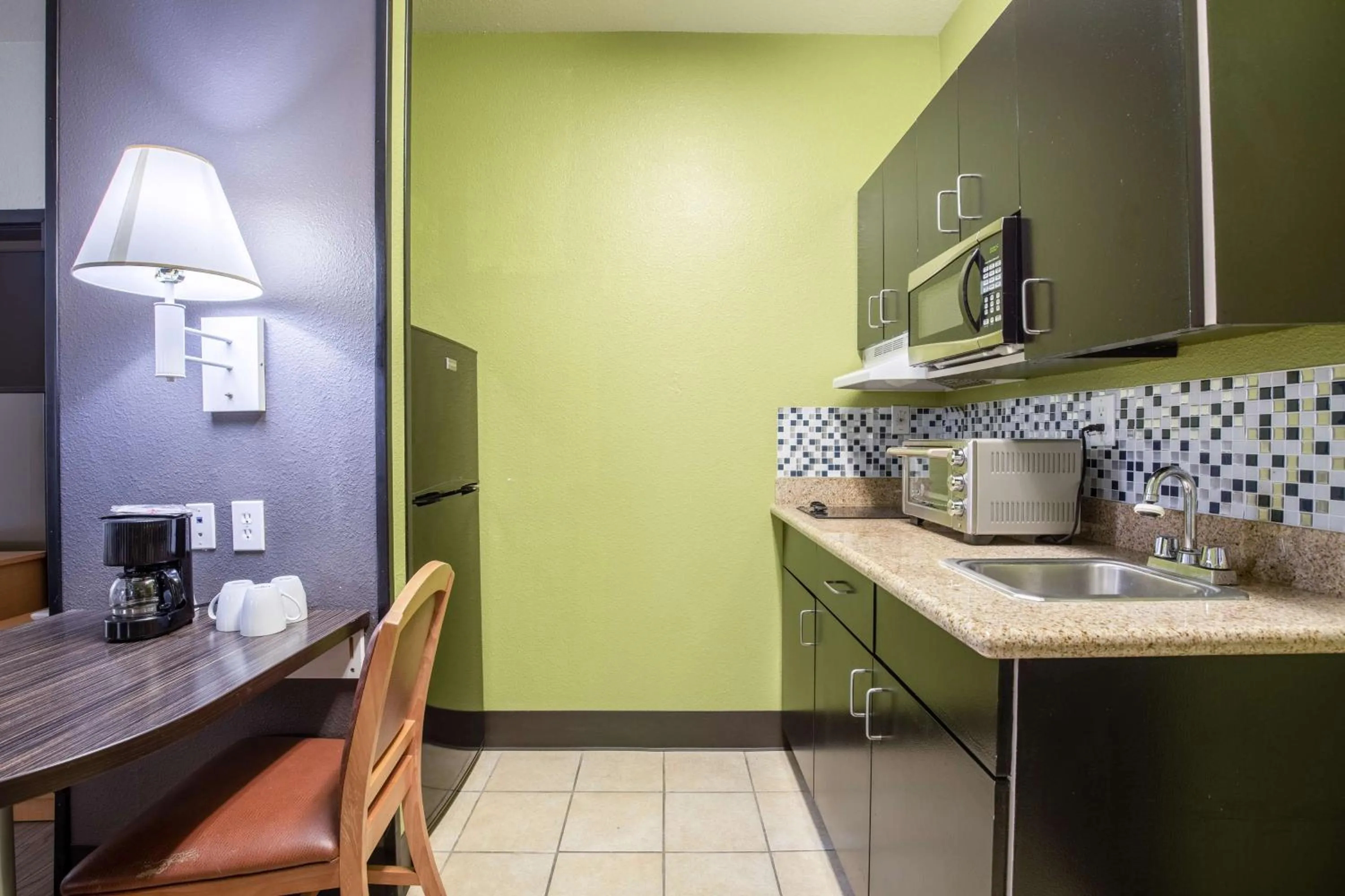 Photo of the whole room in Studio 6 Bay City TX