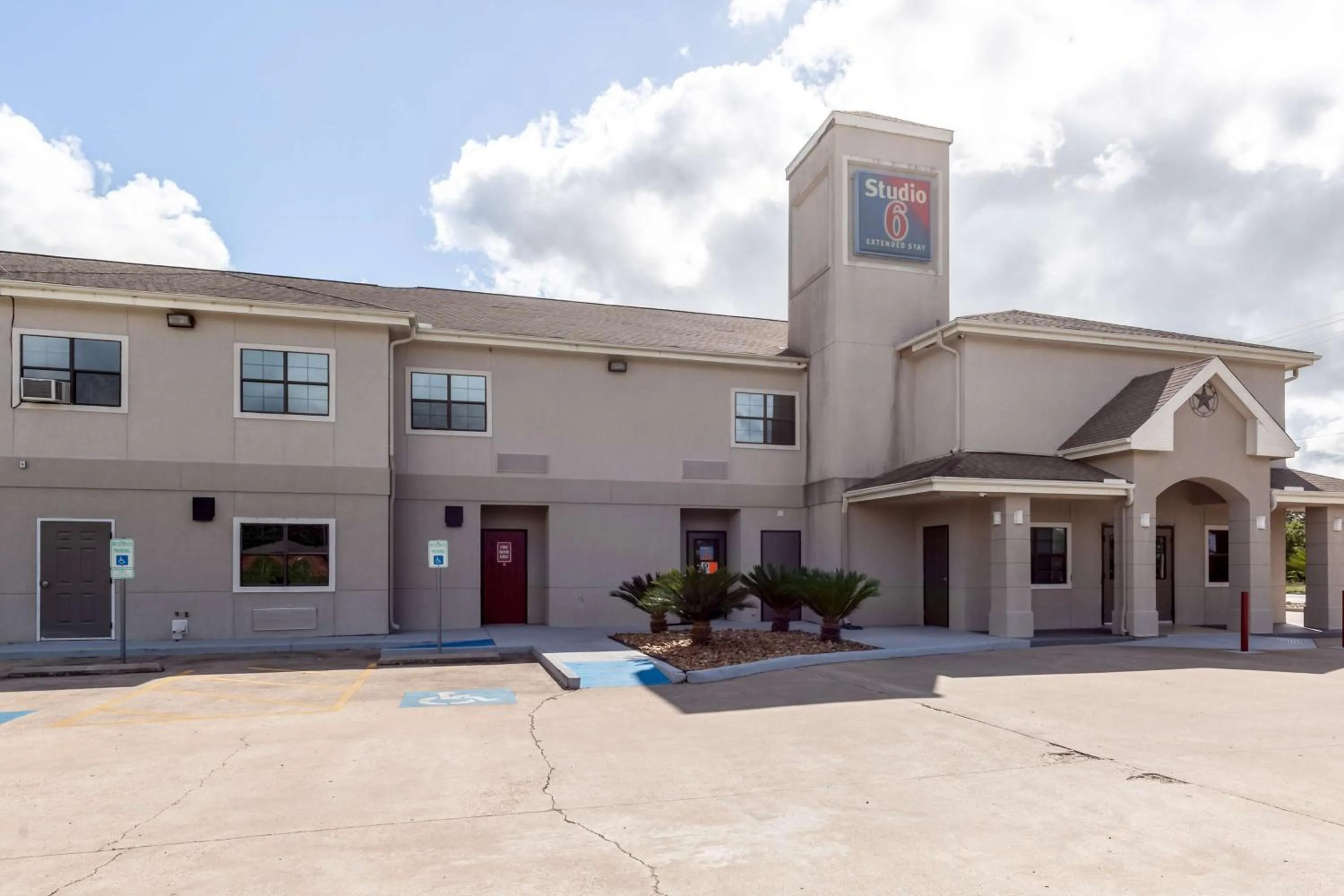 Property building in Studio 6 Bay City TX