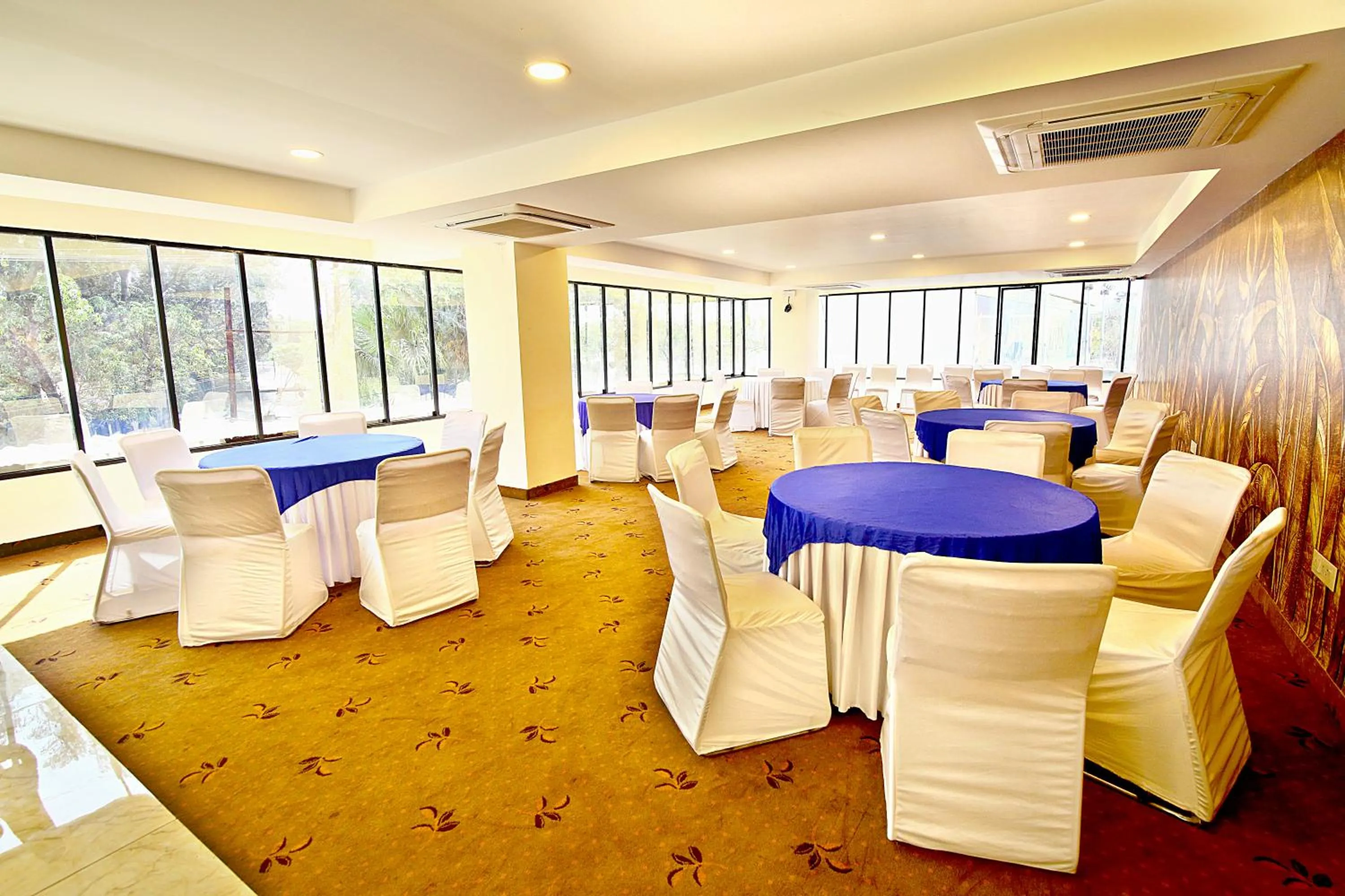 Restaurant/places to eat in Hotel Solaris