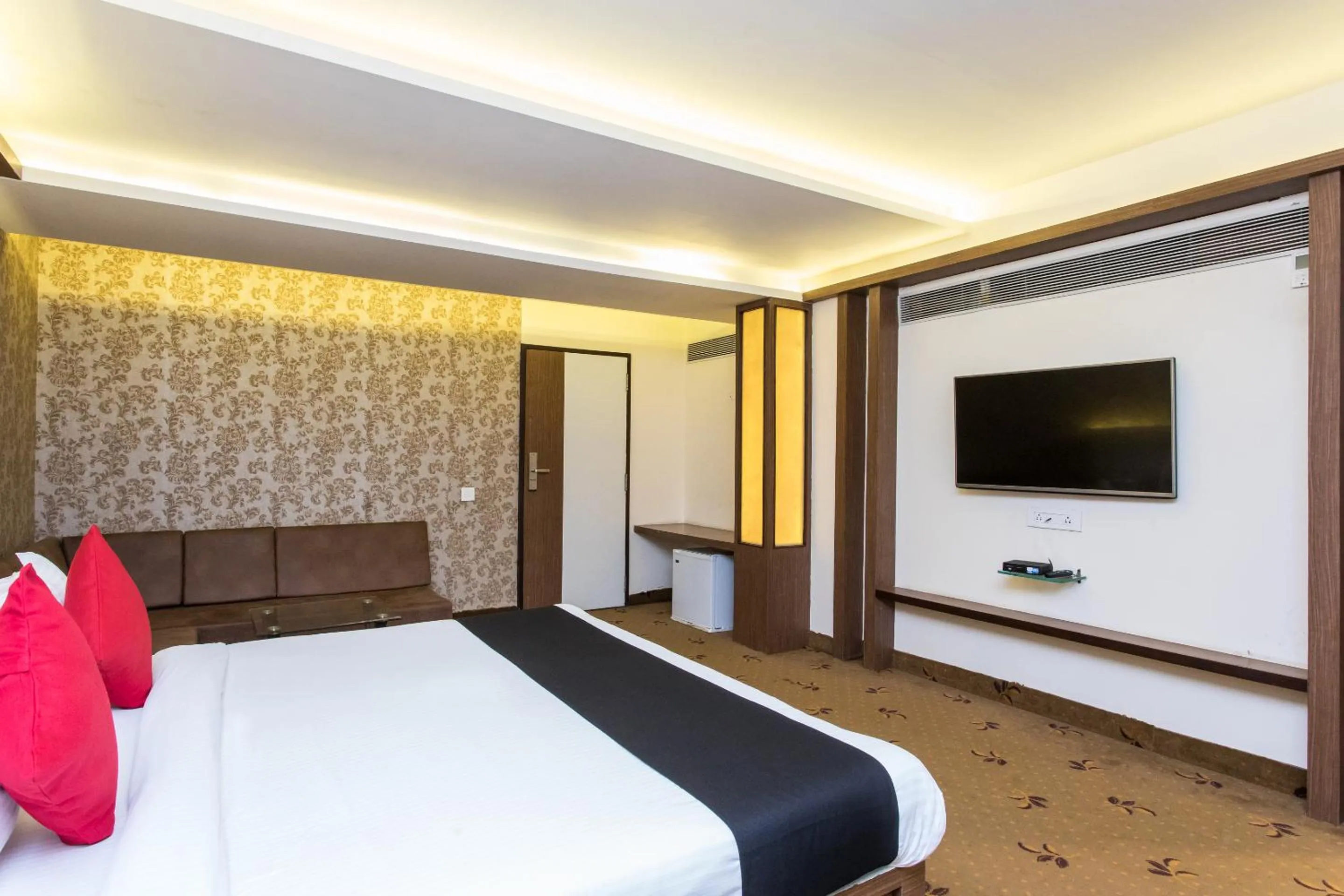 Communal lounge/ TV room, Bed in Hotel Solaris