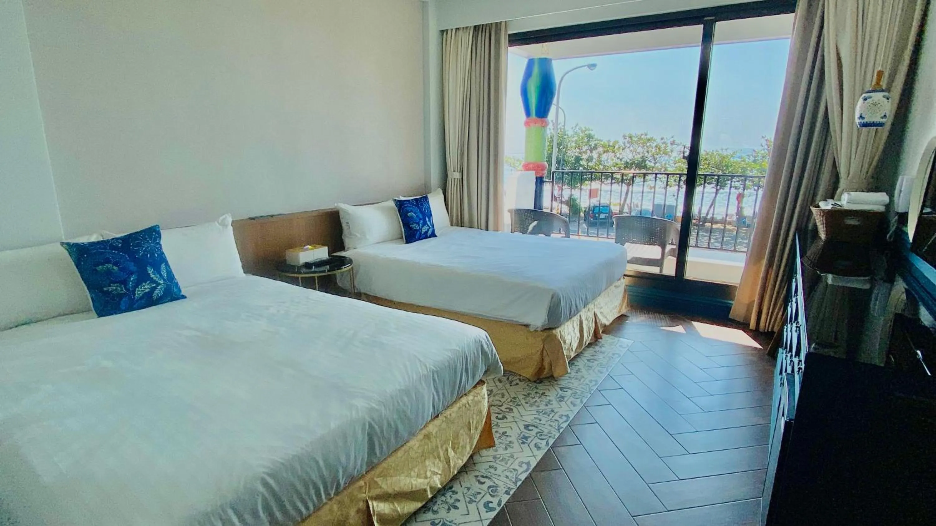 Photo of the whole room, Bed in Mini Summer