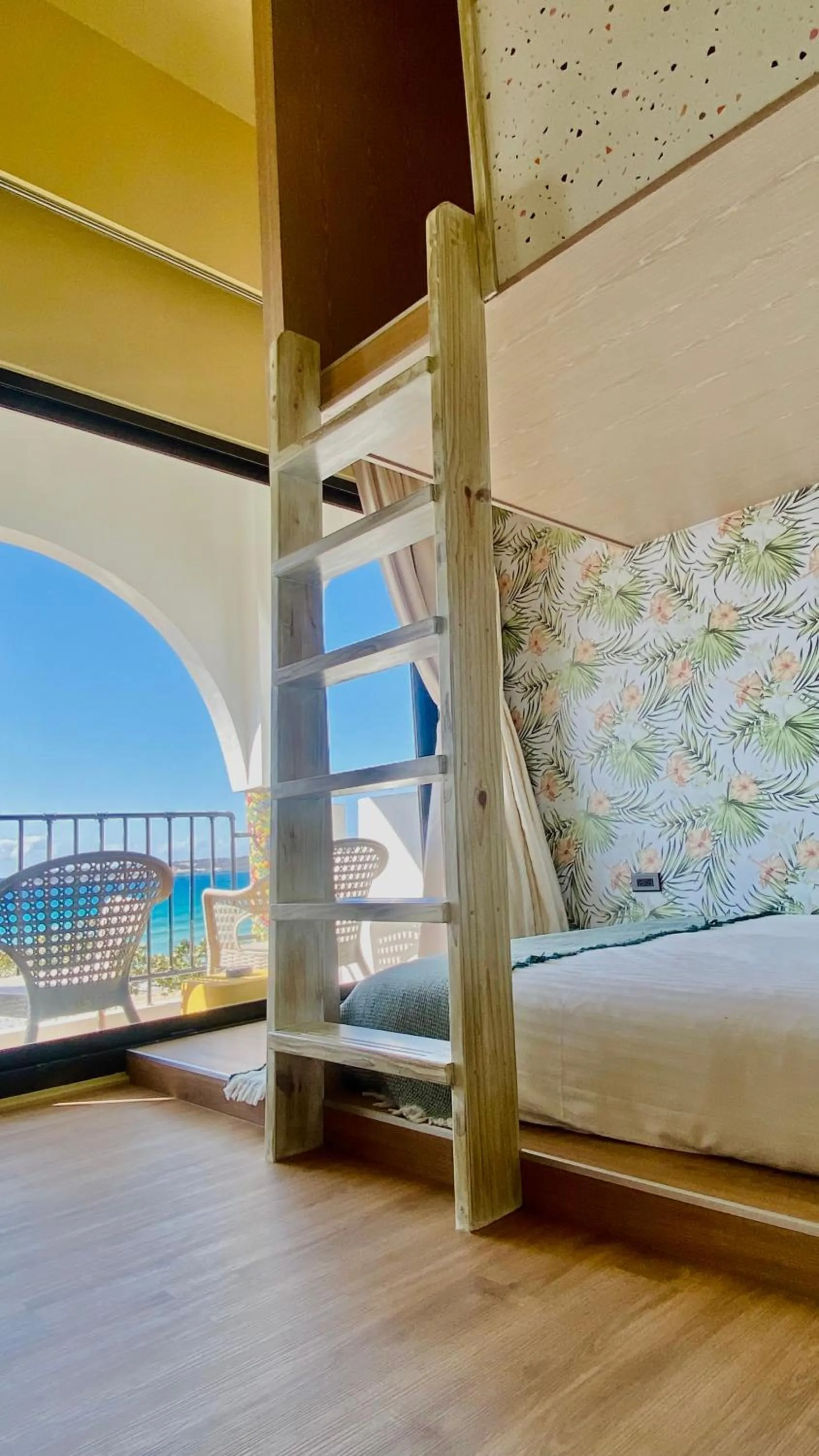 Photo of the whole room, Bed in Mini Summer