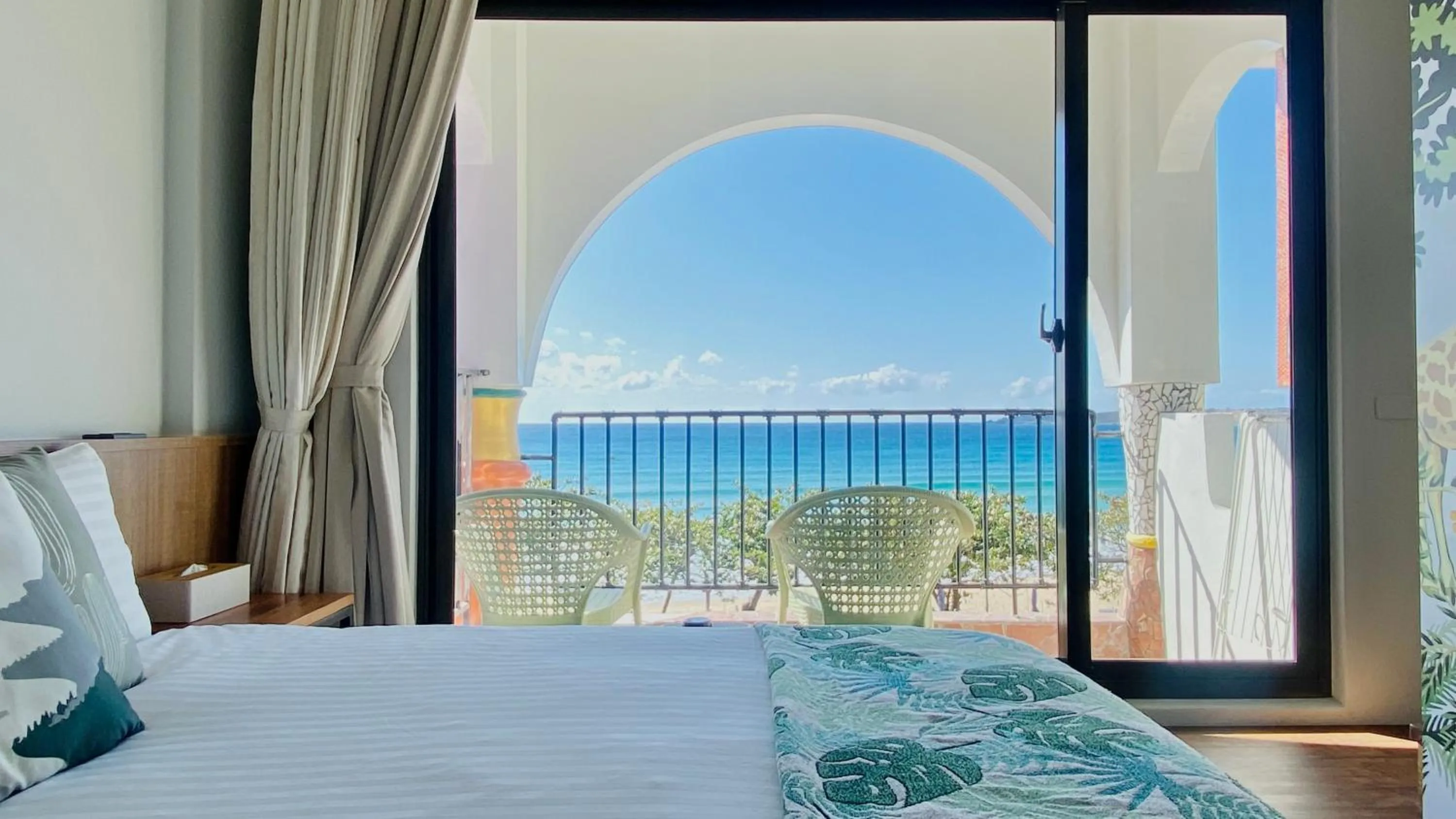 Photo of the whole room, Bed in Mini Summer