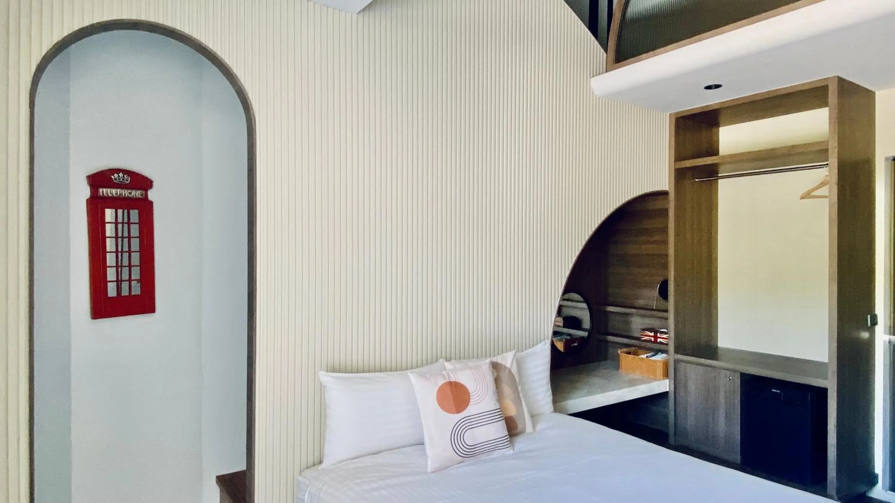 Photo of the whole room, Bed in Mini Summer