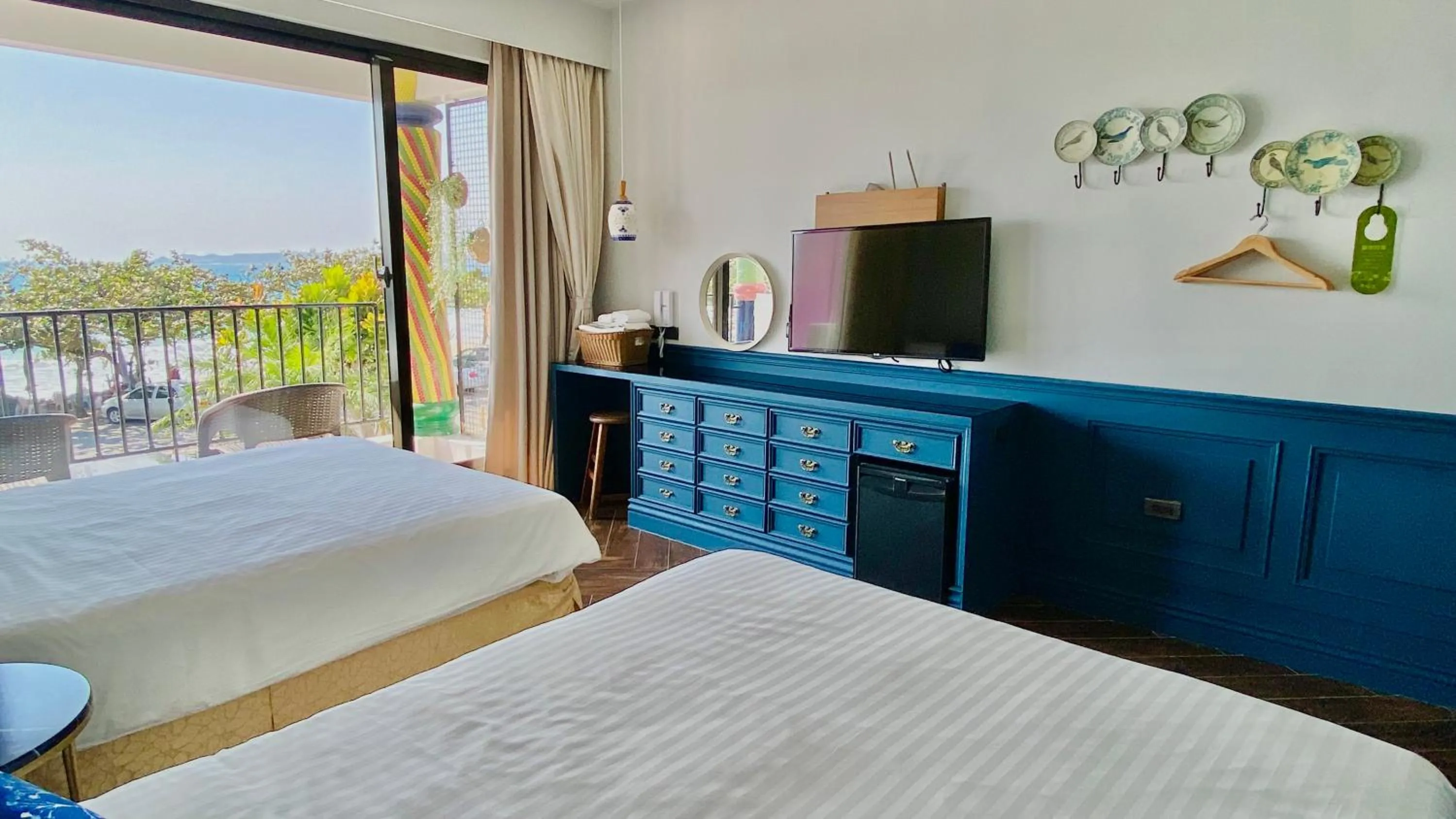 Photo of the whole room, Bed in Mini Summer