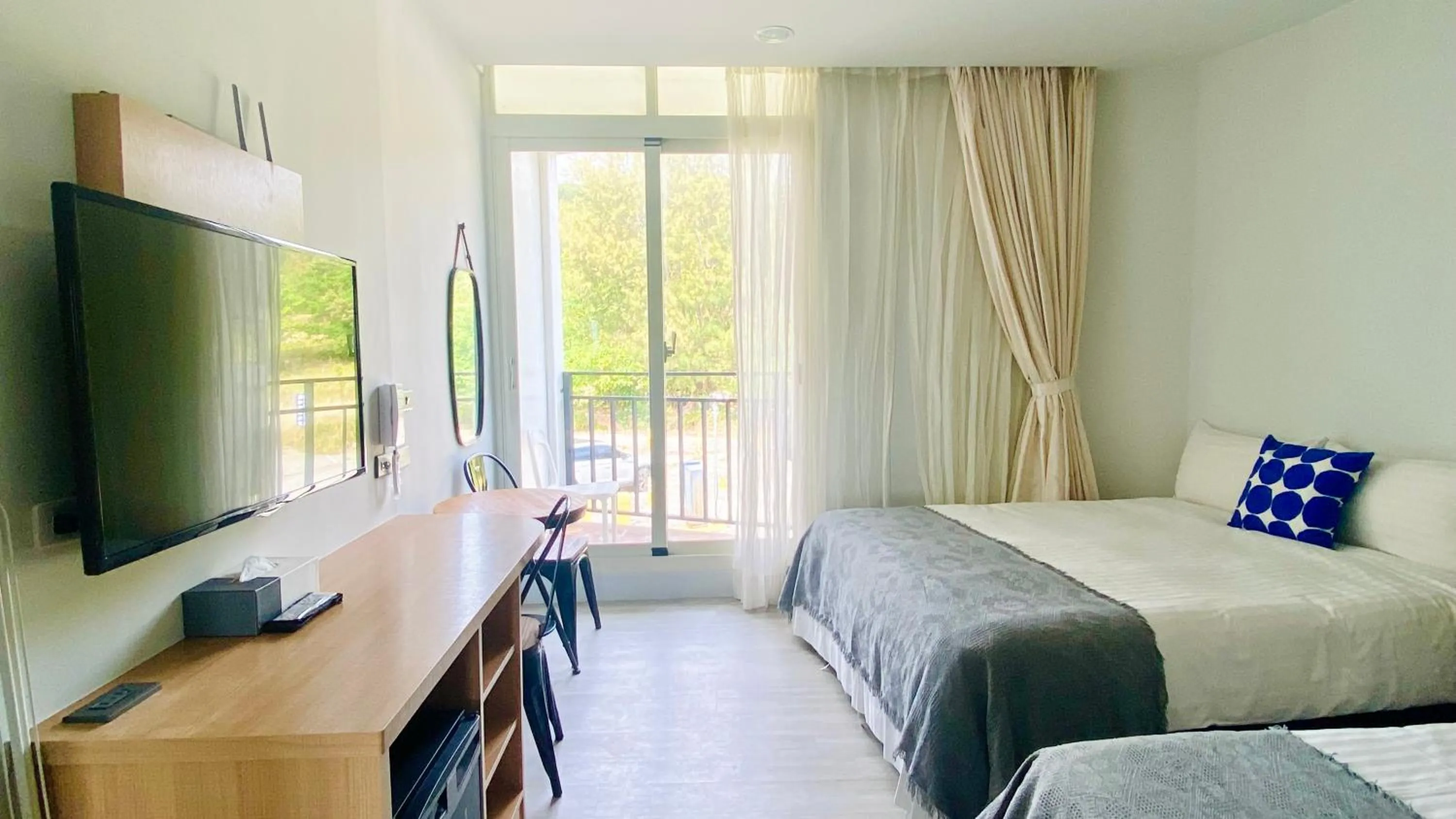 Photo of the whole room, Bed in Mini Summer