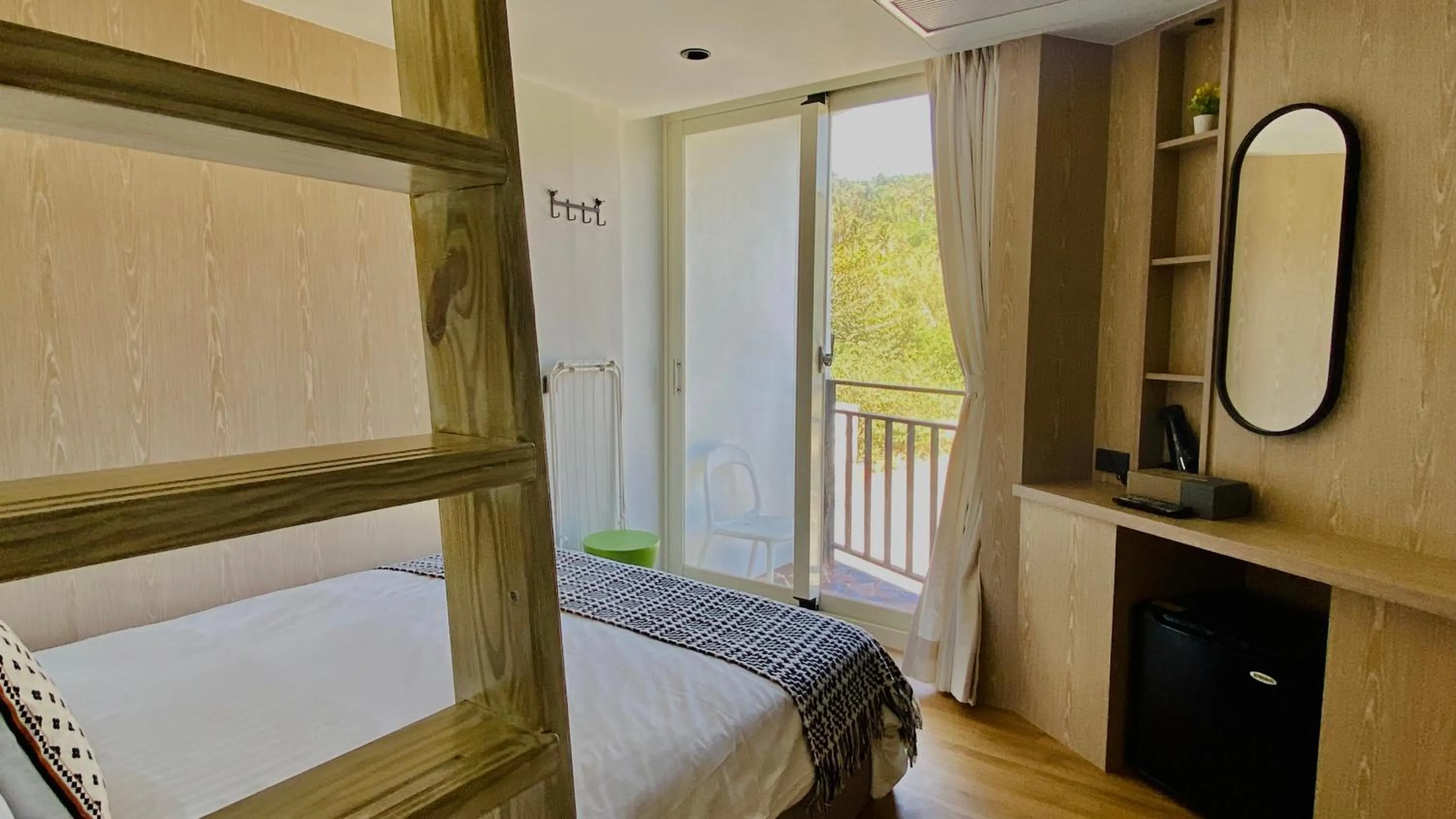 Photo of the whole room, Bed in Mini Summer