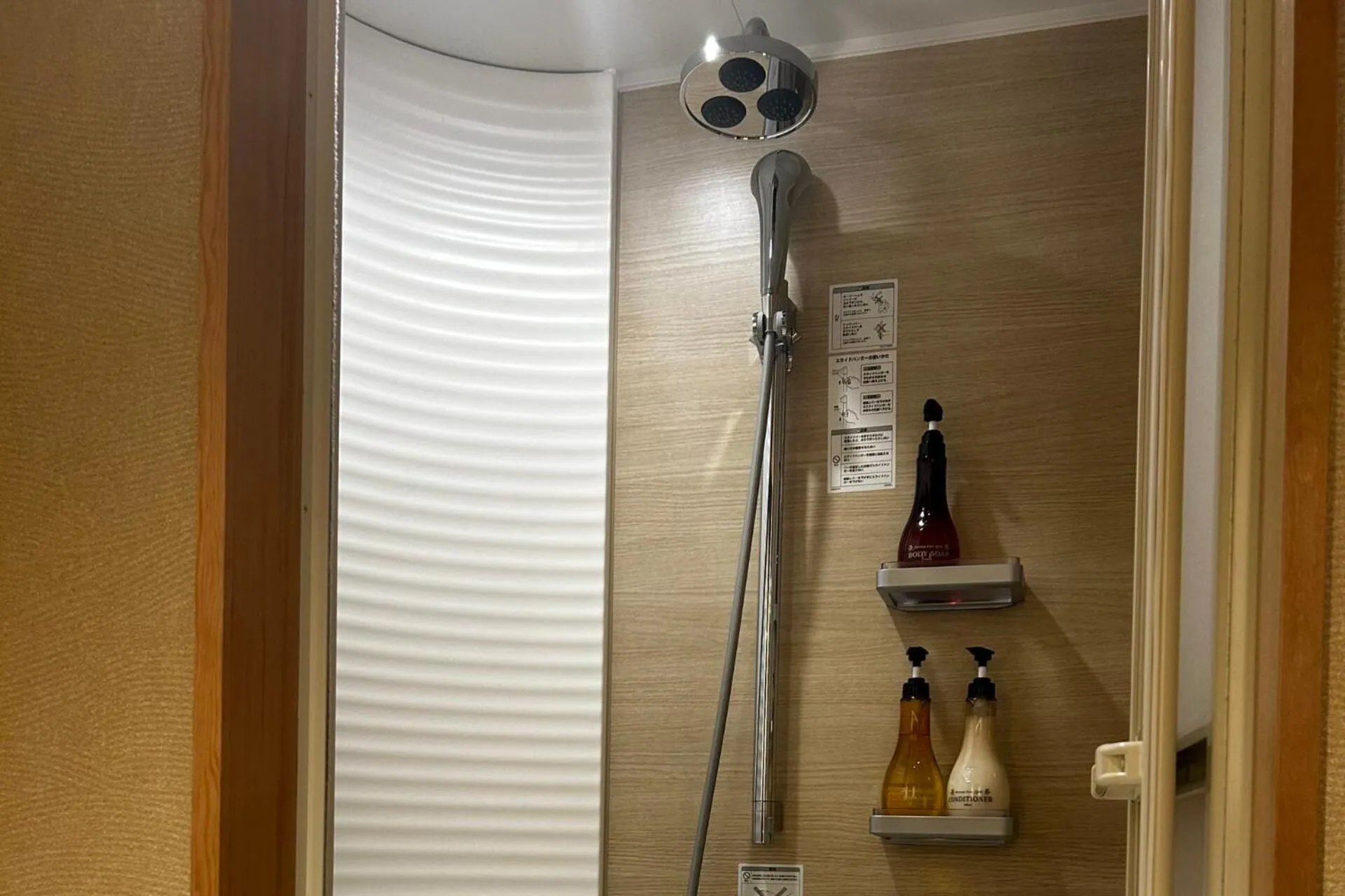 Shower in Hotel Meizanso