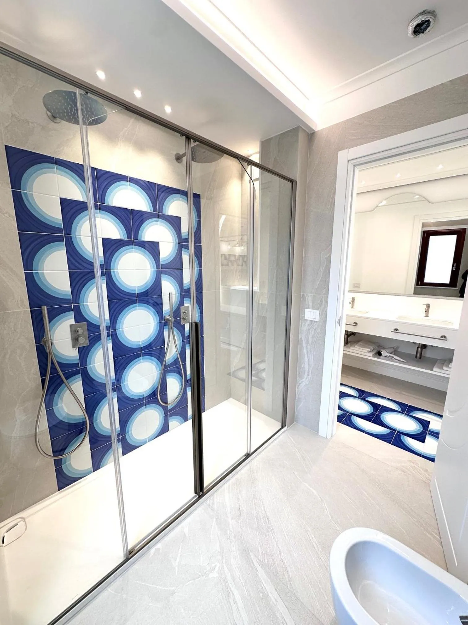 Shower in Hotel Leone