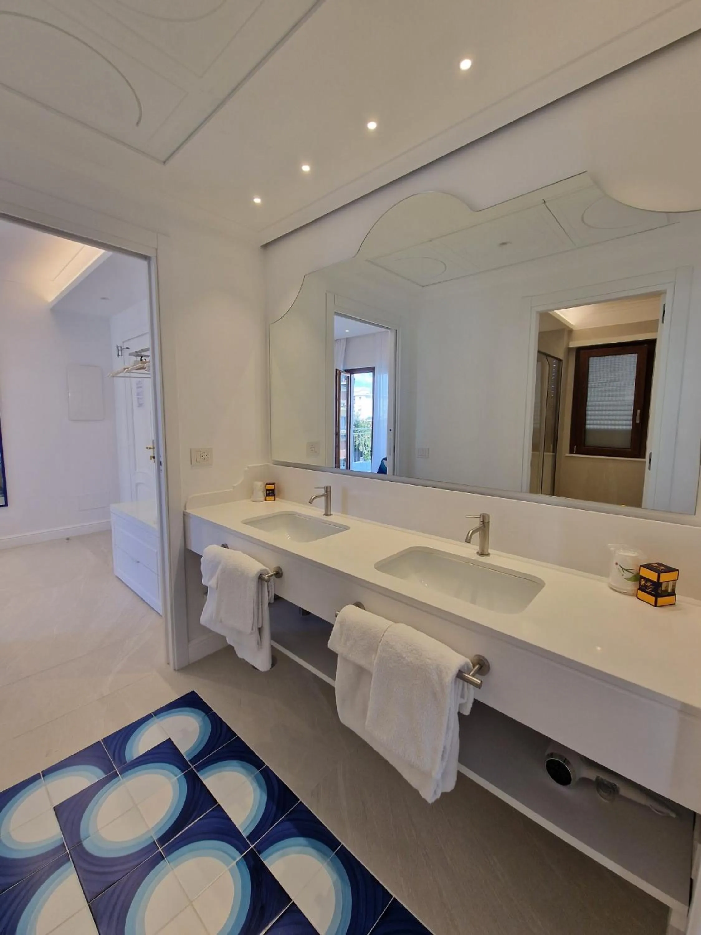 Bathroom in Hotel Leone
