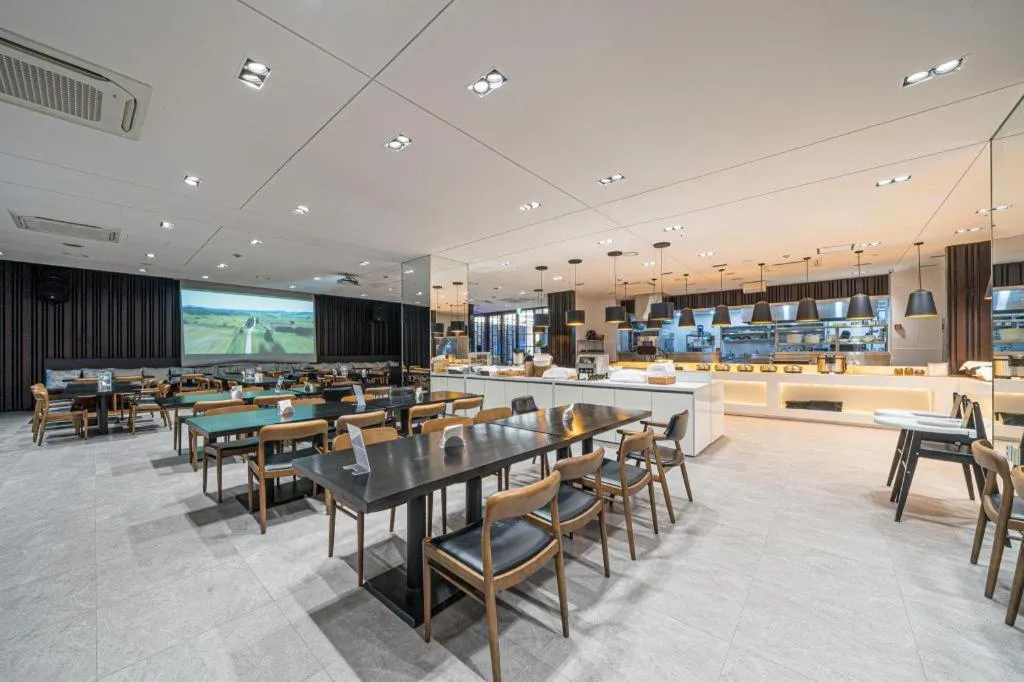 Restaurant/places to eat in Sungsan Marina Hotel