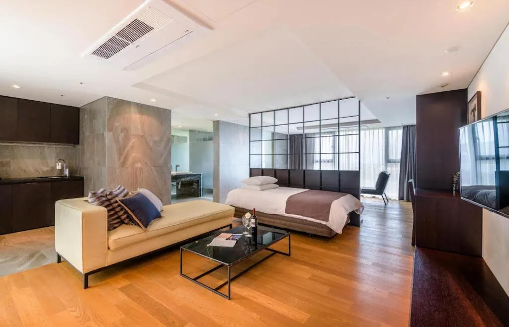 TV and multimedia, Bed in Sungsan Marina Hotel