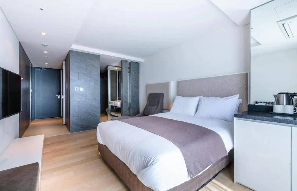 Bedroom, Bed in Sungsan Marina Hotel