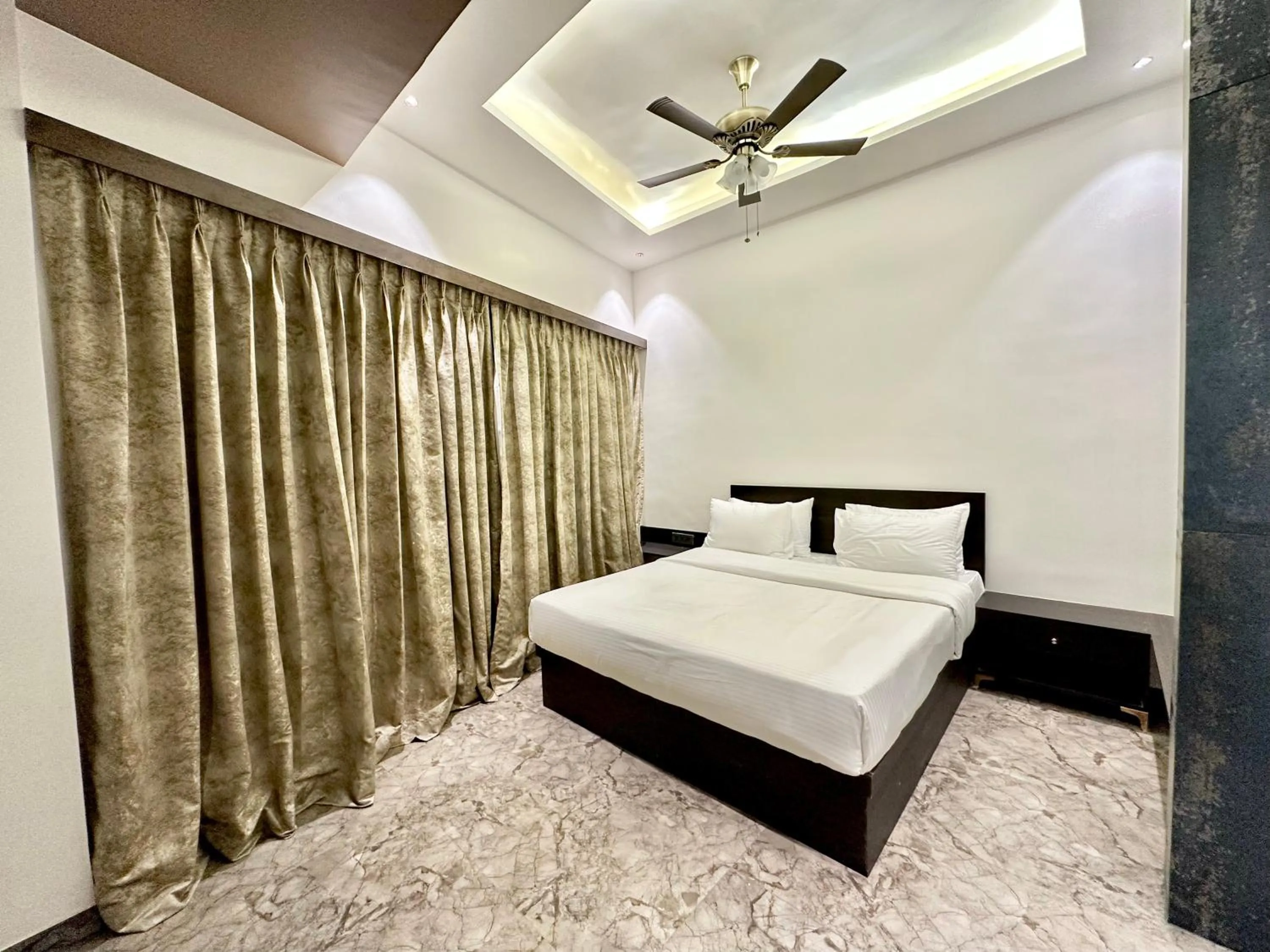 Bed in TAKHT- Executive Suites and Rooms