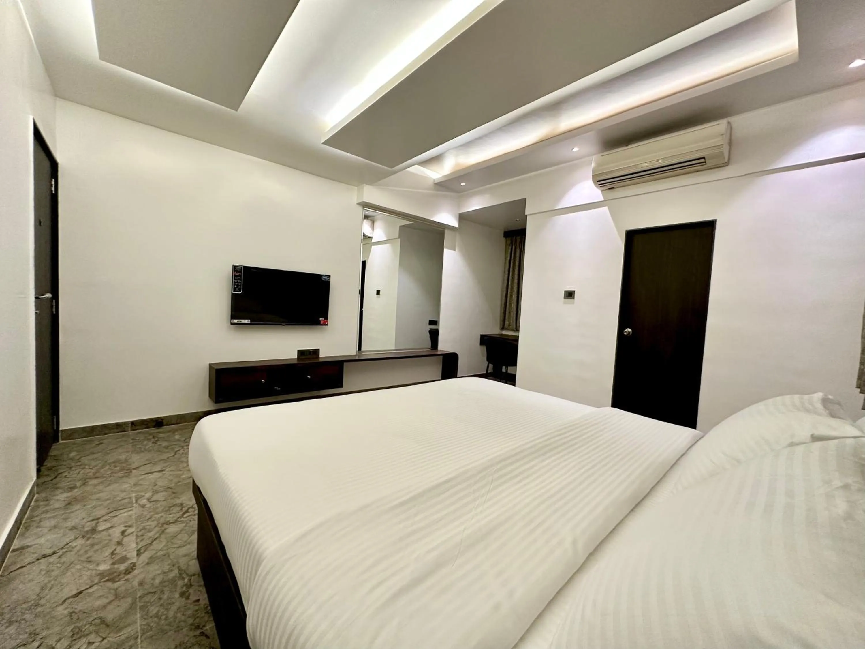 Bed in TAKHT- Executive Suites and Rooms