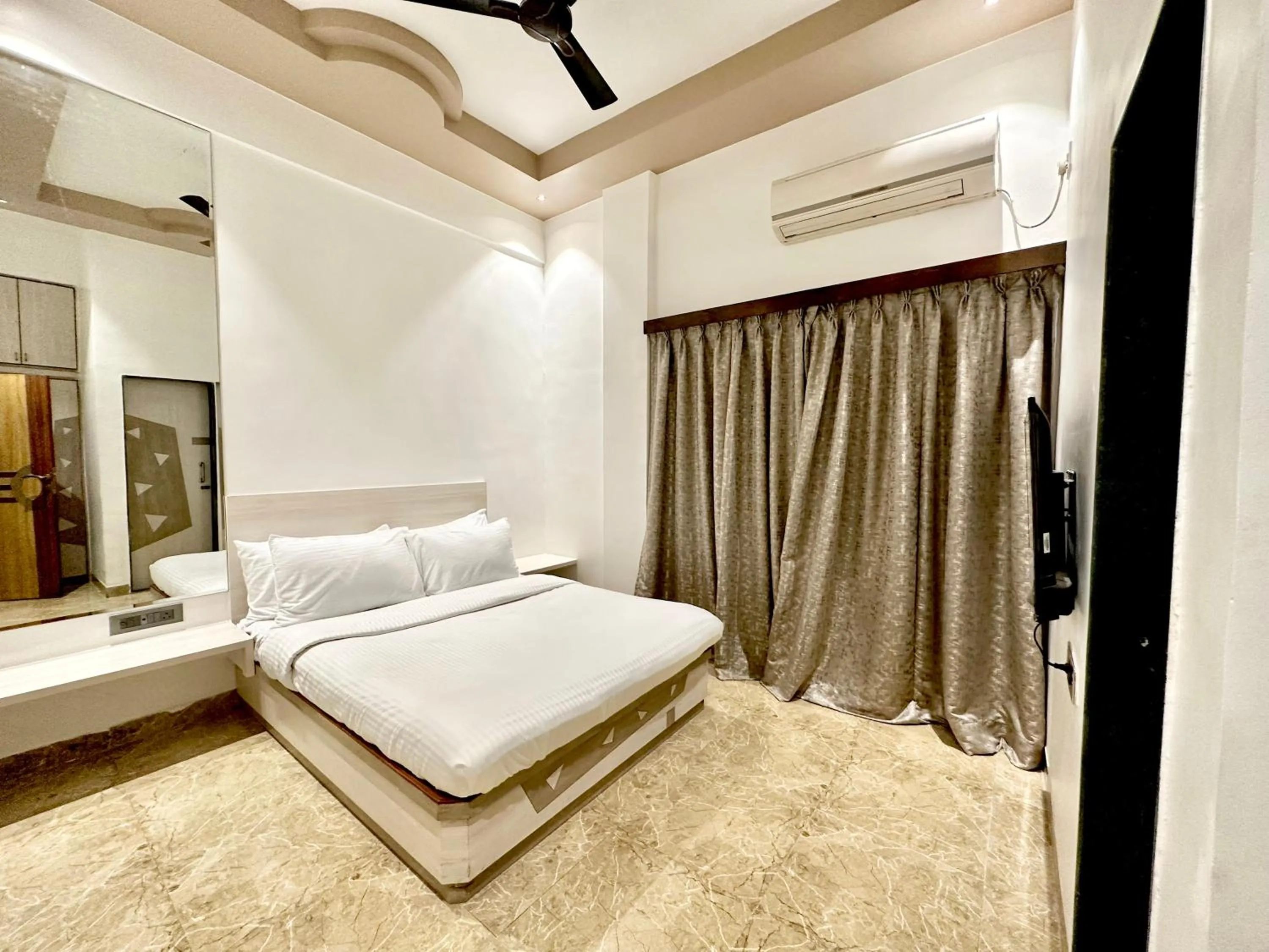 Bed in TAKHT- Executive Suites and Rooms