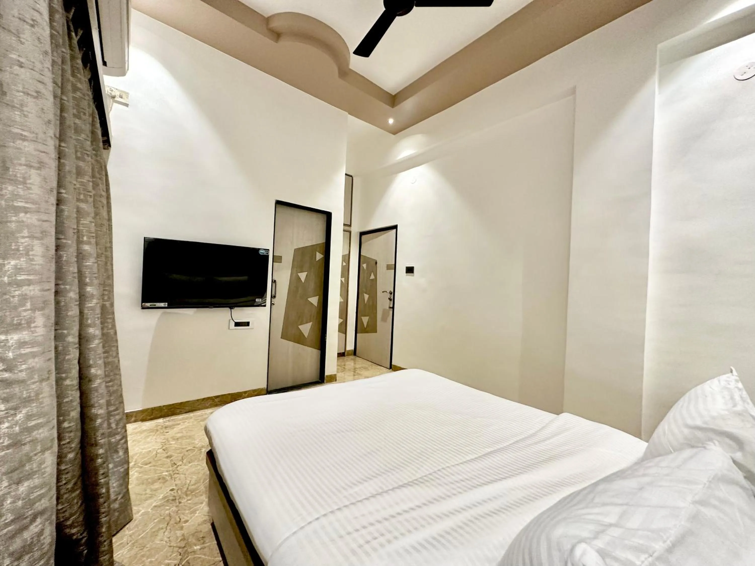 Bed in TAKHT- Executive Suites and Rooms