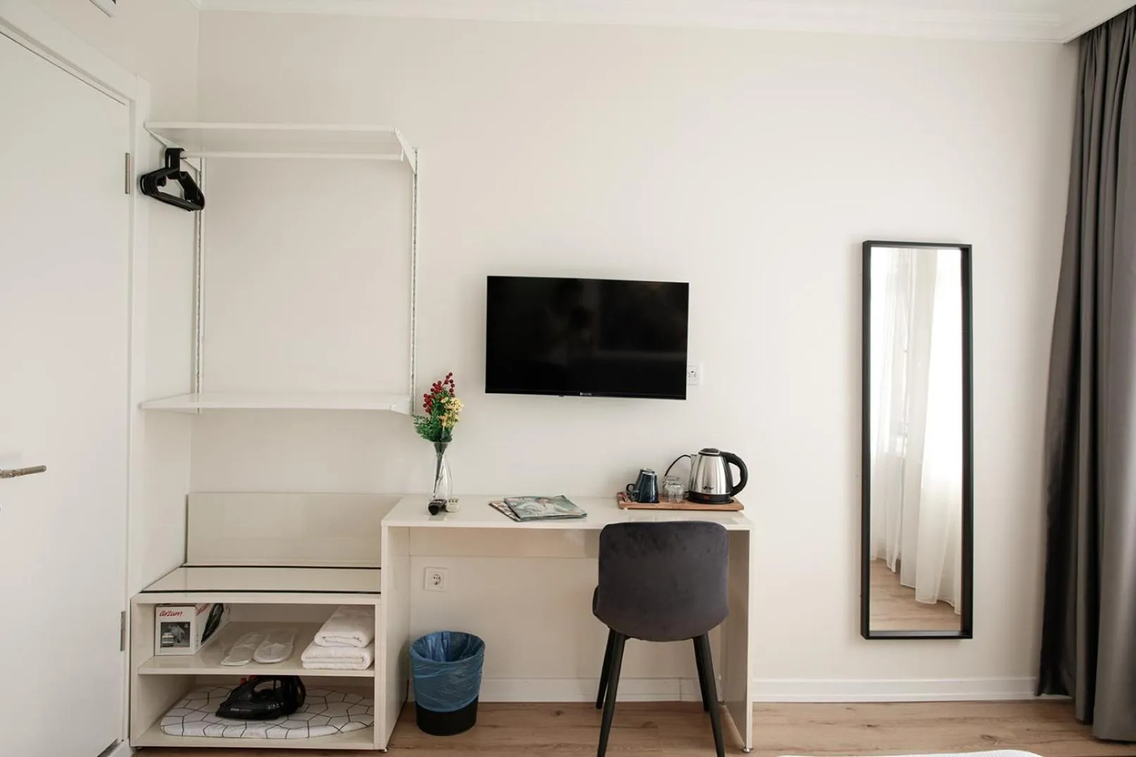 TV and multimedia in Beans House Suite 8-26